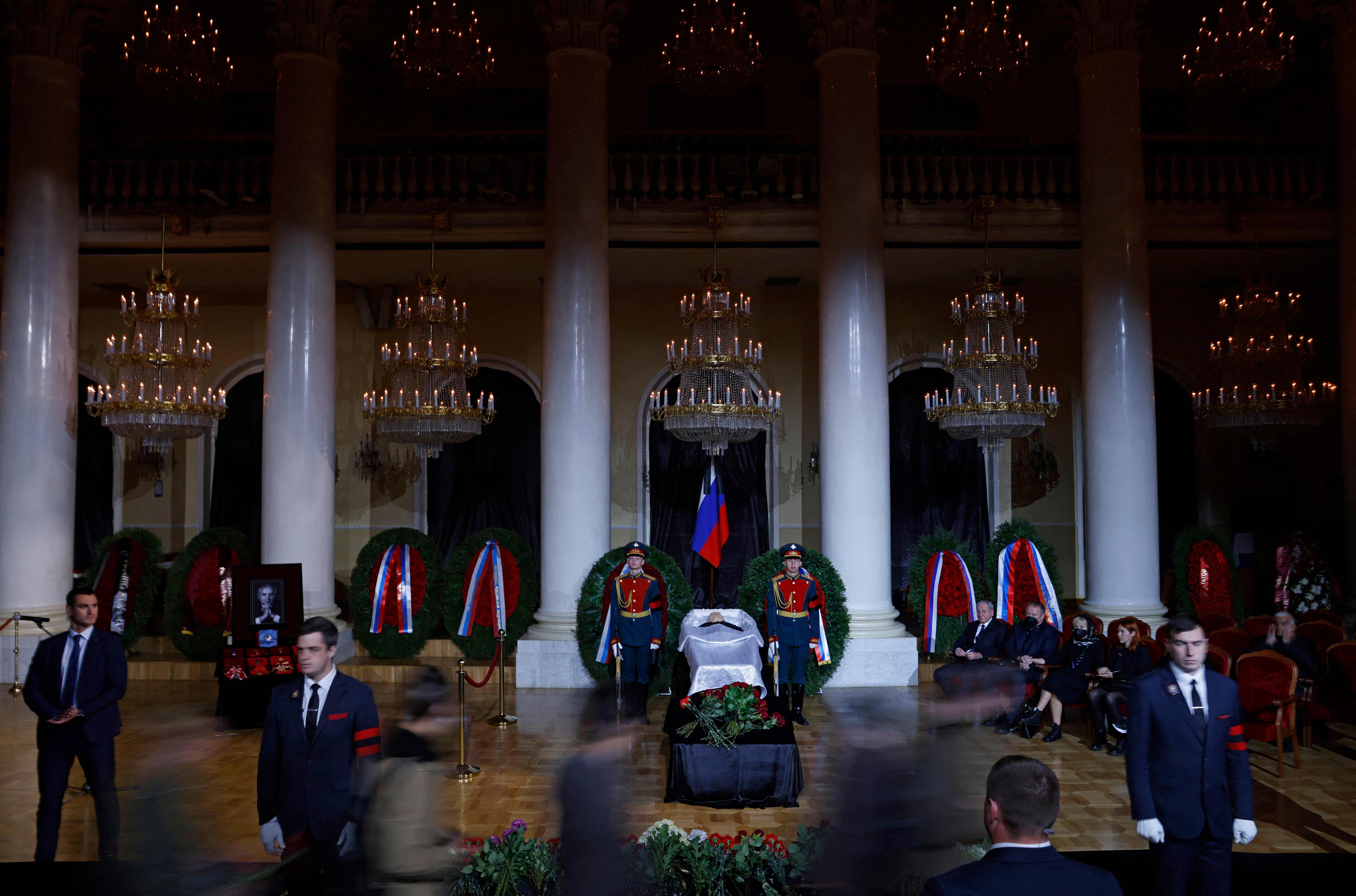 Колонный зал Дома Союзов, в котором проходит церемония прощания с Михаилом Горбачевым. Фото Evgenia NOVOZHENINA / POOL / AFP / Scanpix / Leta.