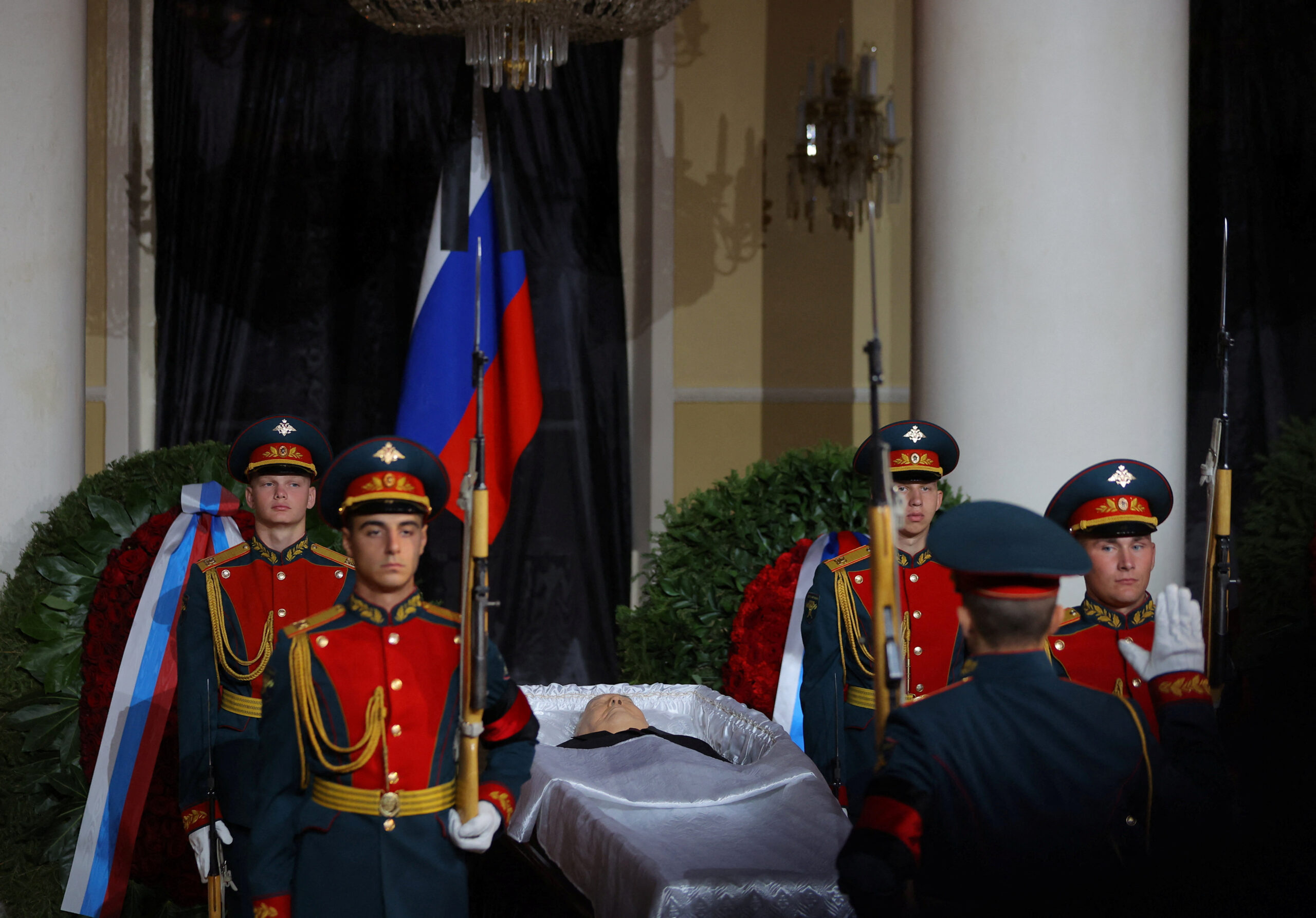 Почетный караул возле гроба Михаил Горбачева. Фото Evgenia NOVOZHENINA / POOL / AFP / Scanpix / Leta.