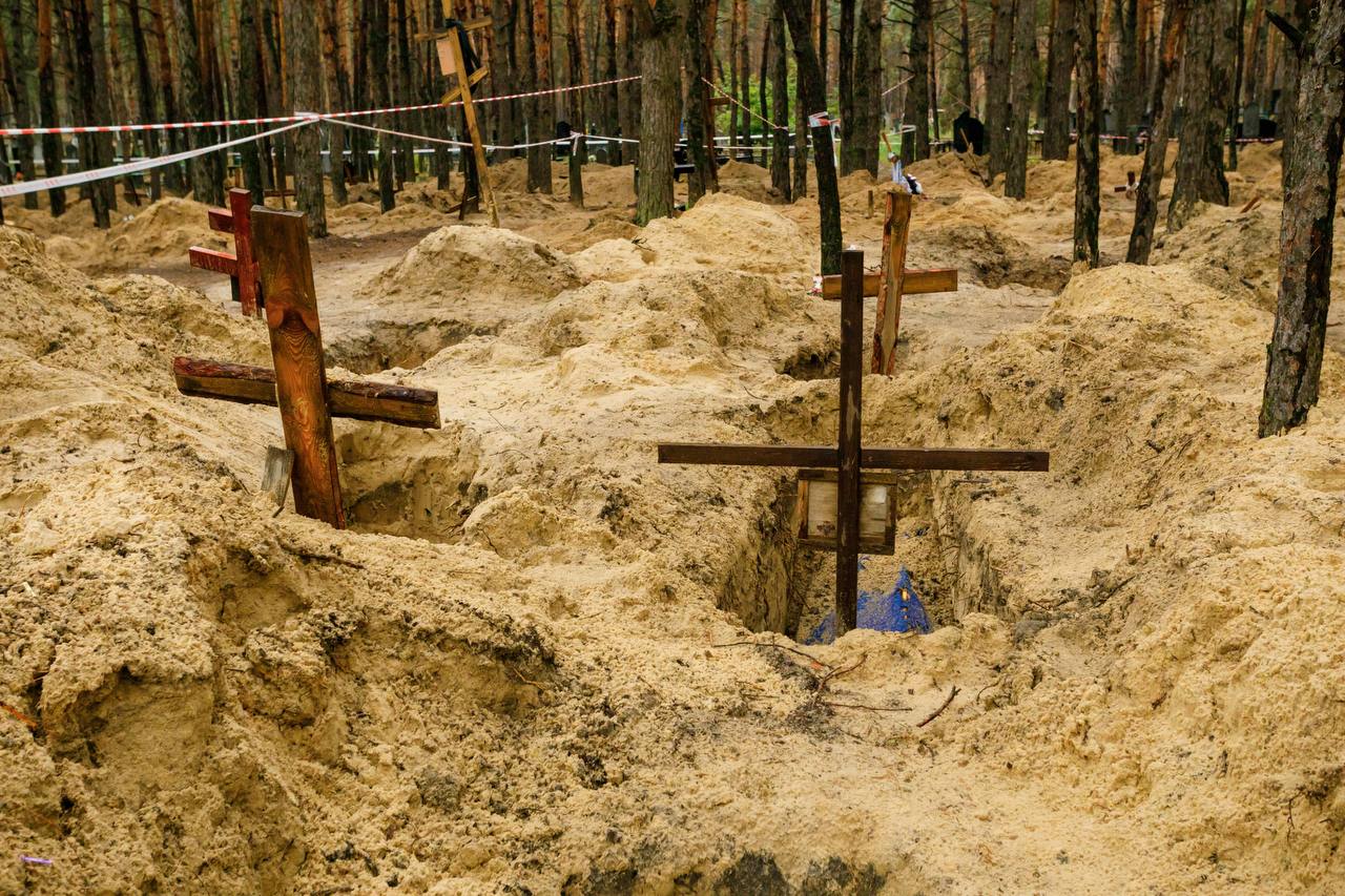 Эксгумация тел на месте массового захоронения, обнаруженного в деоккупированном Изюме. Фото из телеграм-канала главы Харьговской ОГА Олега Синегубова