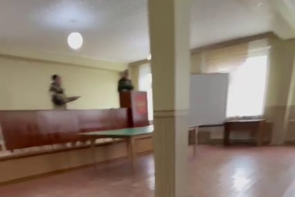 Нападение на военного комиссара в военкомате Усть-Илимска. Скриншот видео Тайга.инфо