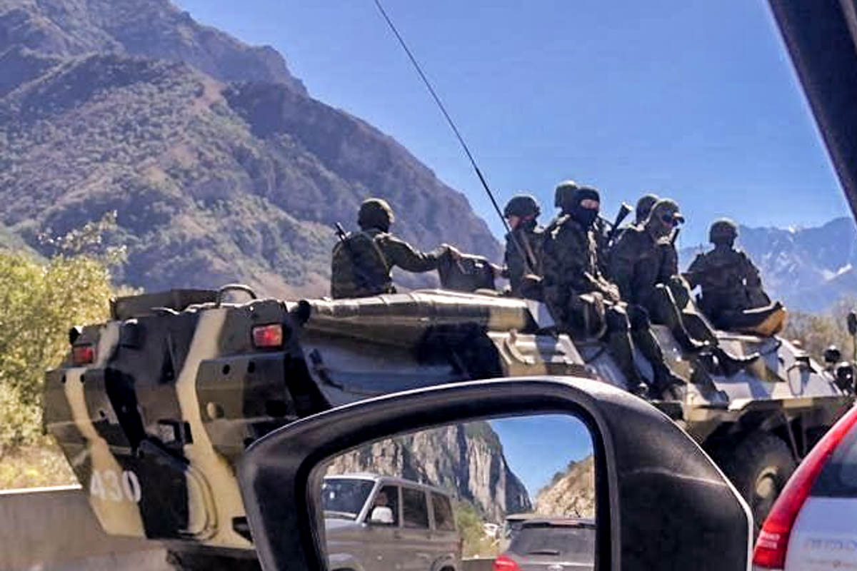 БТР с российскими военными двигается на границу с Грузией. Фото из телеграм-чата «Верхний Ларс».
