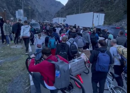Люди пешком переходят границу на пункте пропуска Верхний Ларс, 26 сентября 2022 года. Скриншот видео из телеграм-канала Avto15plus