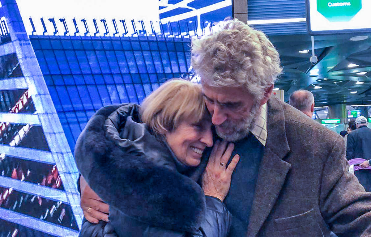 Леонид Гозман с женой в аэропорту перед отлетом из России. Фото: Ирина Воробьева / Telegram.