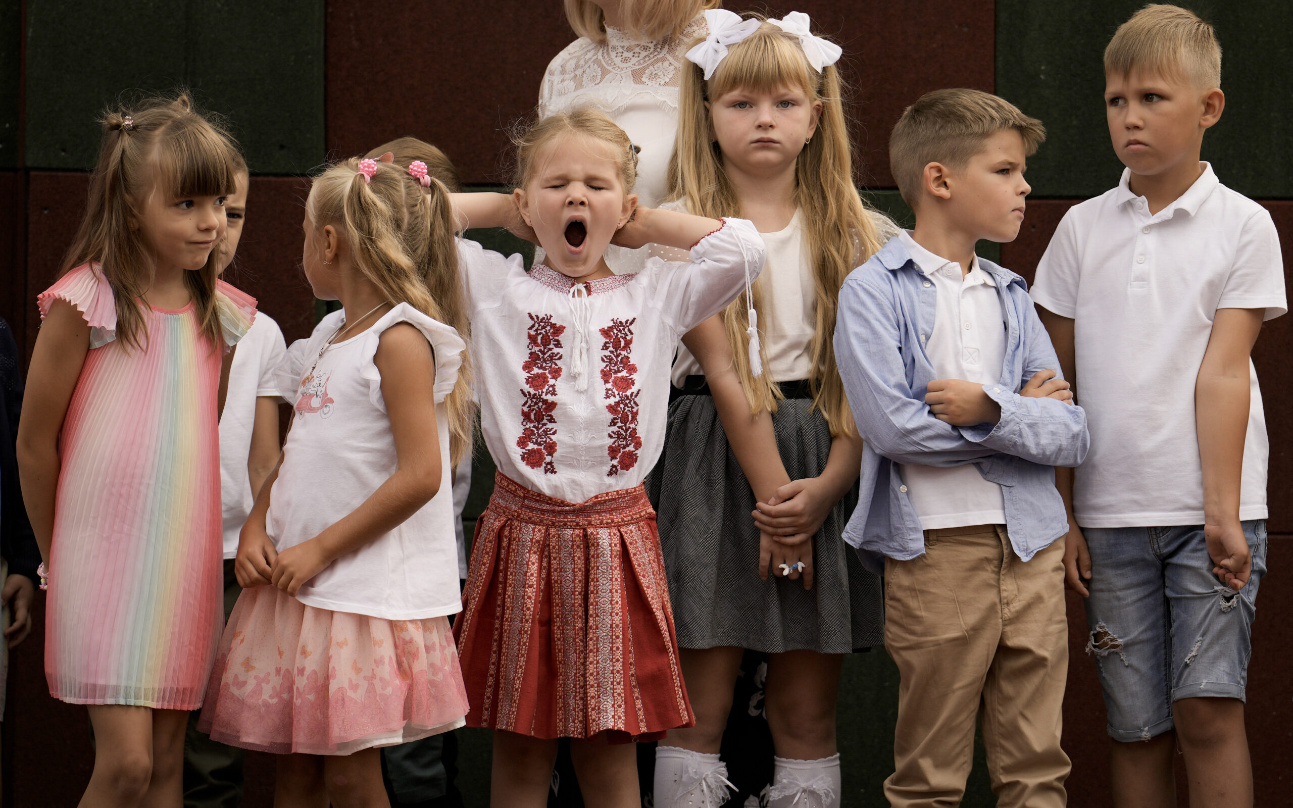 Дети украинских беженцев в школе Бухареста, Румыния. 1 сентября 2022 года. Фото AP Photo/Vadim Ghirda/Scanpix/LETA