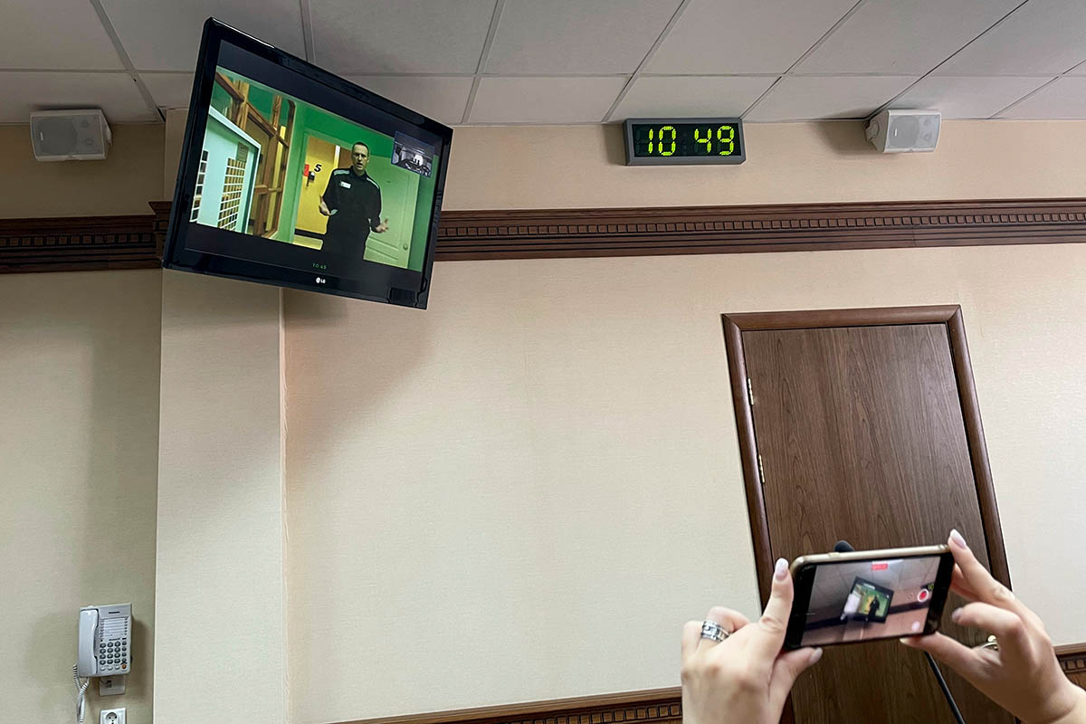 Алексей Навальный на экране телевизора на видеосвязи из тюрьмы. Фото Kirill Zarubin/AP/Scanpix/Leta