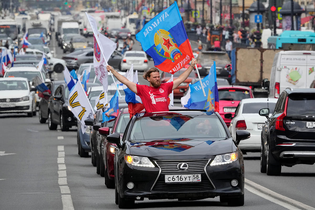 Члены прокремлевской молодежной организации едут с флагами ЛНР по Невскому проспекту. 5 июля 2022 года. Фото Dmitri Lovetsky/AP/Scanpix/Leta