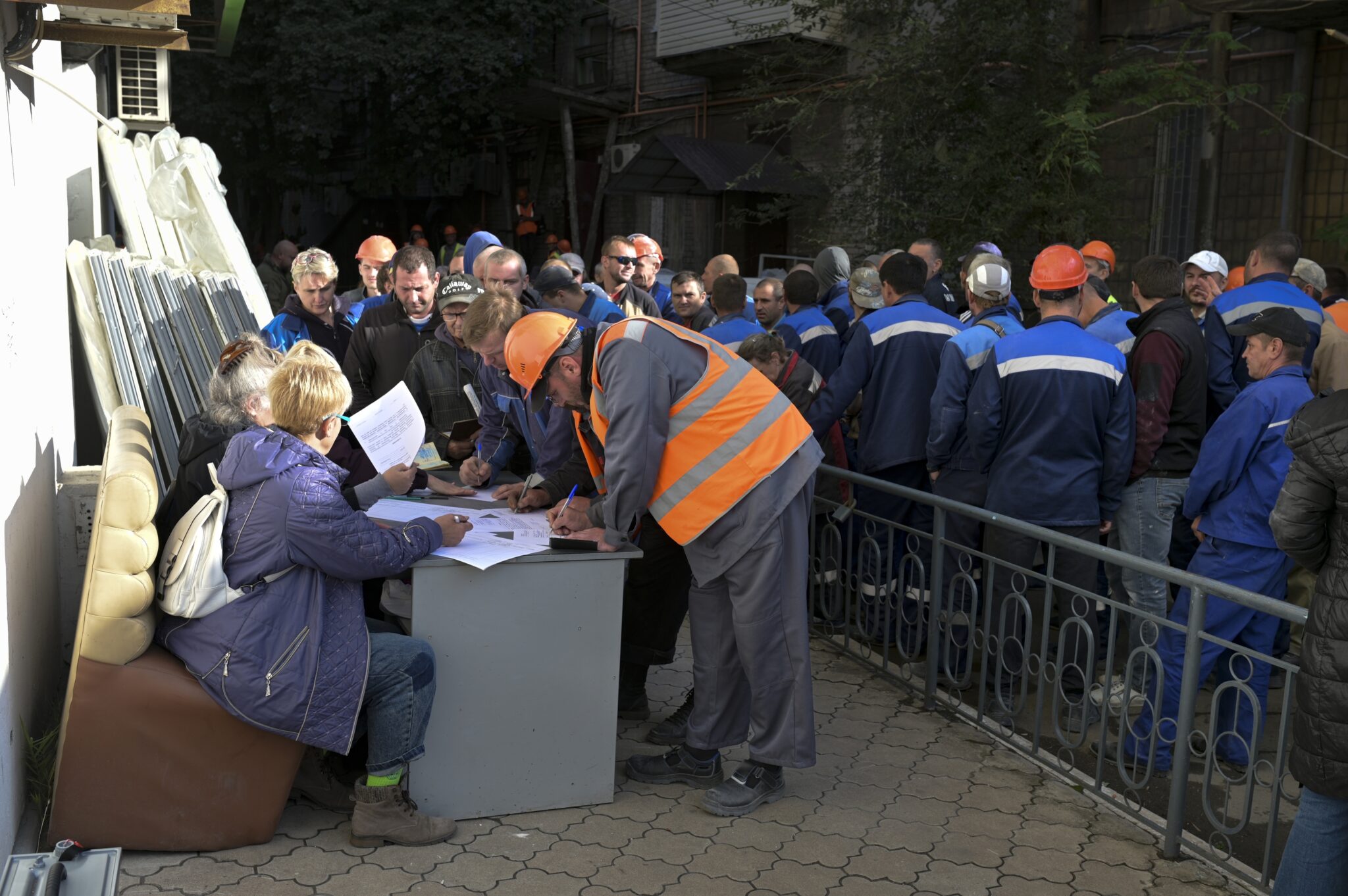 Очередь за бюллетенями на «референдуме» в Мариуполе. 23 сентября 2022 года. Фото AP/Scanpix/LETA