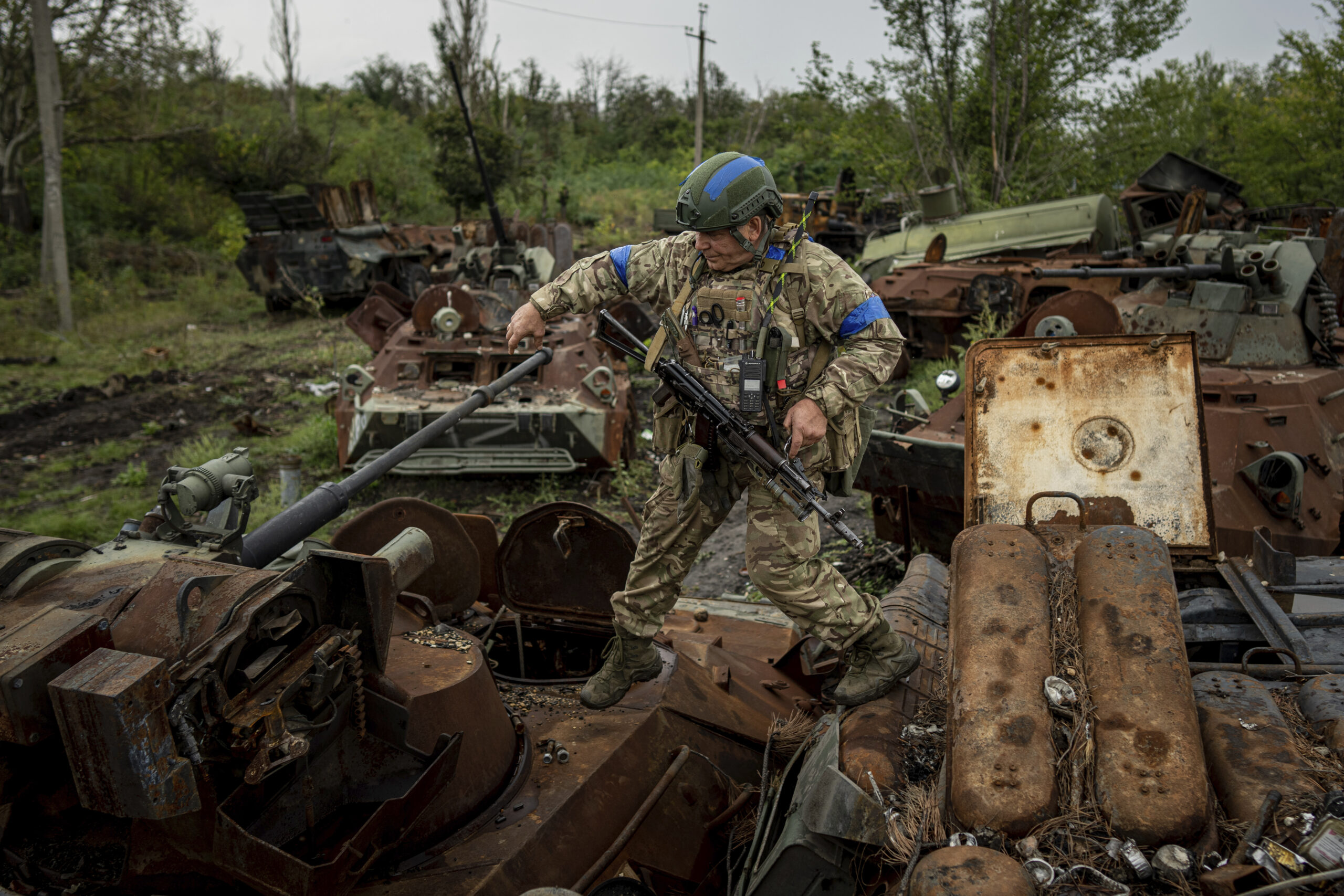 Украинский военный и уничтоженная российская техника. 15 сентября 2022 года. AP Photo/Evgeniy Maloletka/Scanpix/LETA