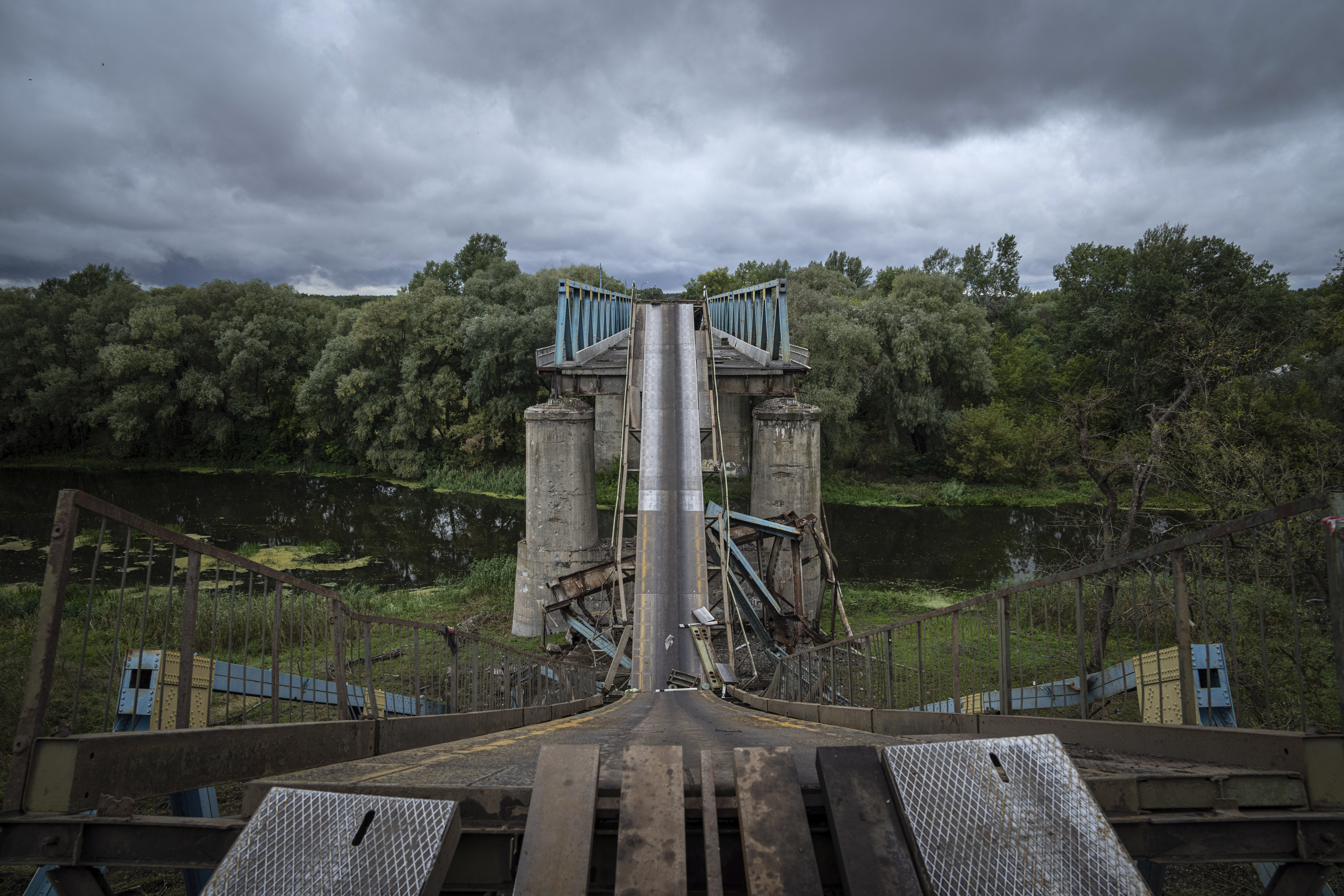 Уничтоженный мост в Изюме, Харьковская область. 14 сентября 2022 года. AP Photo/Evgeniy Maloletka/Scanpix/LETA