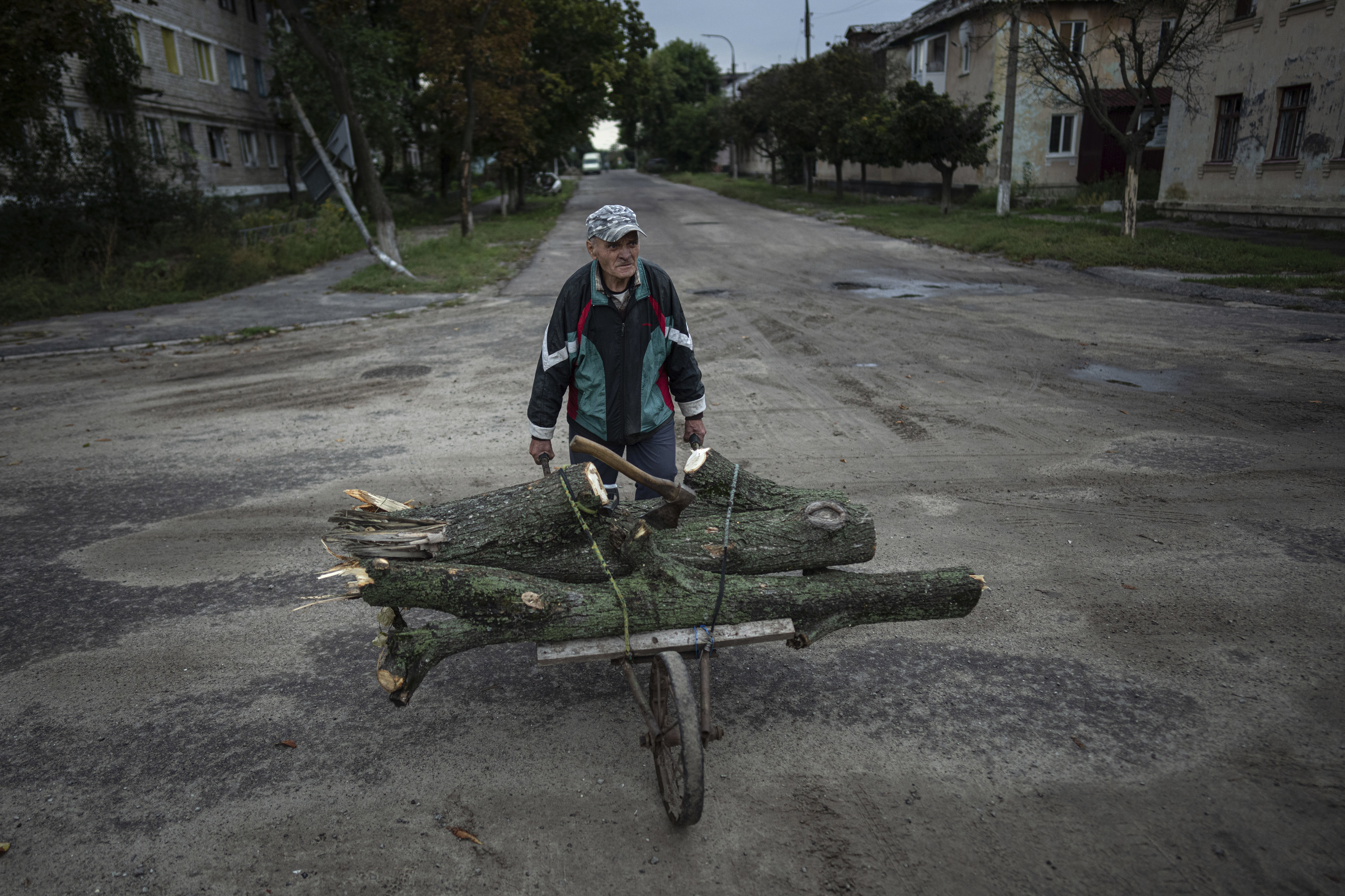 Местный житель запасается дровами, Изюм, Харьковская область. 14 сентября 2022 года. AP Photo/Evgeniy Maloletka/Scanpix/LETA
