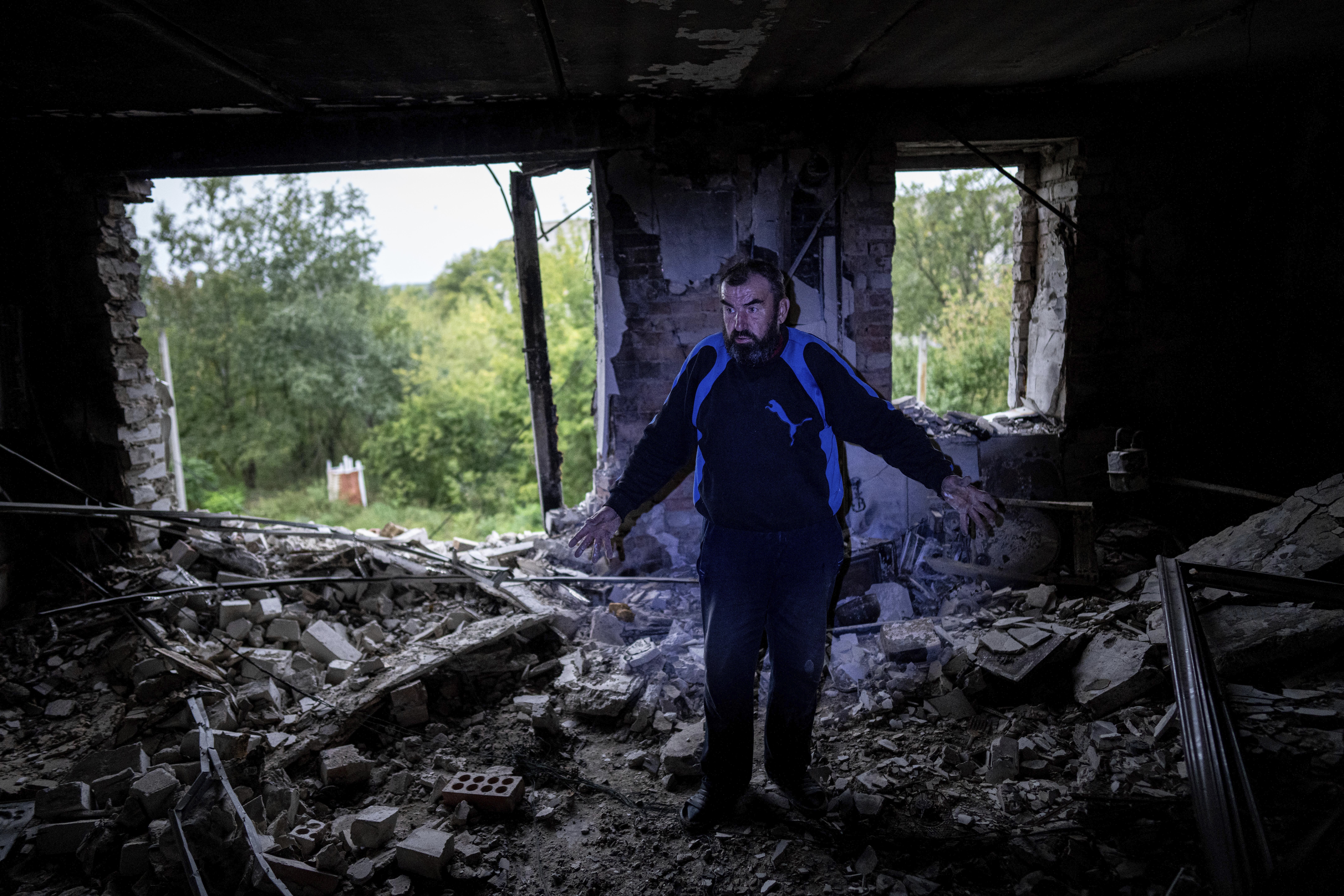 Житель Изюма в своем уничтоженном доме. 15 сентября 2022 года. AP Photo/Evgeniy Maloletka/Scanpix/LETA