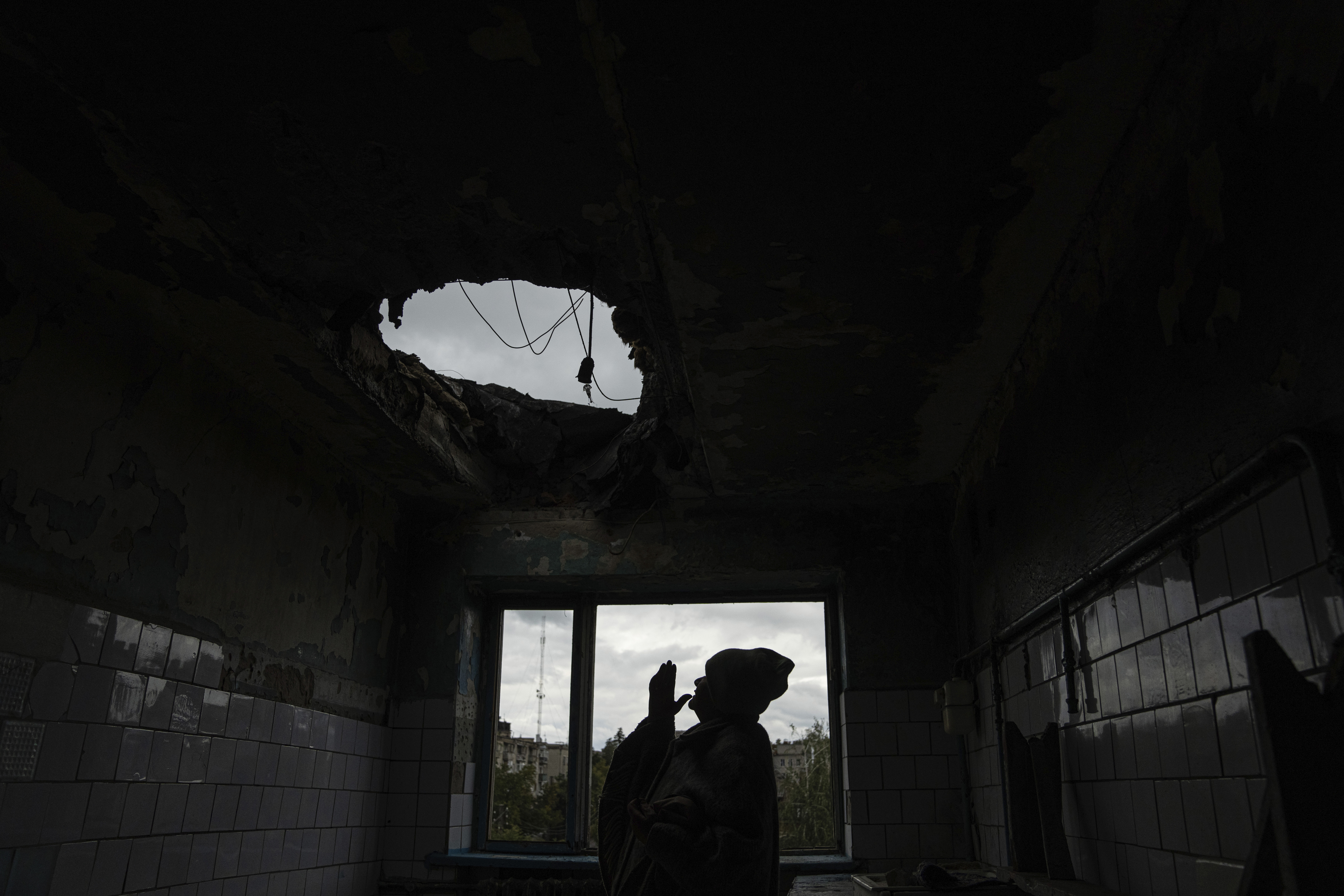 Жительница Изюма в разрушенном доме, Харьковская область. 14 сентября 2022 года. AP Photo/Evgeniy Maloletka/Scanpix/LETA