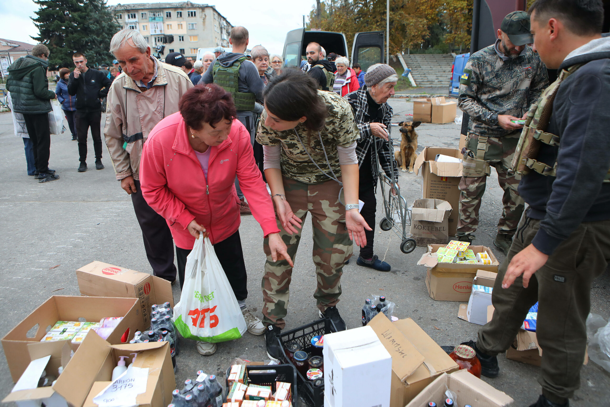 Украинские волонтеры раздают гуманитарную помощь жителям Изюма, Харьковская область. 15 сентября 2022 года. Фото UKRINFORM AGENCY/Scanpix/LETA