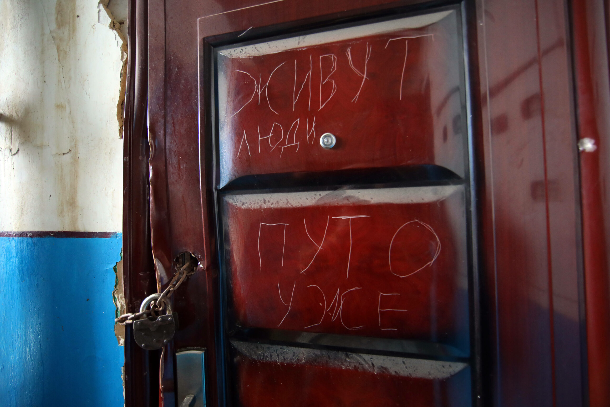 Надписи на двери дома в Изюме, Харьковская область. 15 сентября 2022 года. Фото UKRINFORM AGENCY/Scanpix/LETA