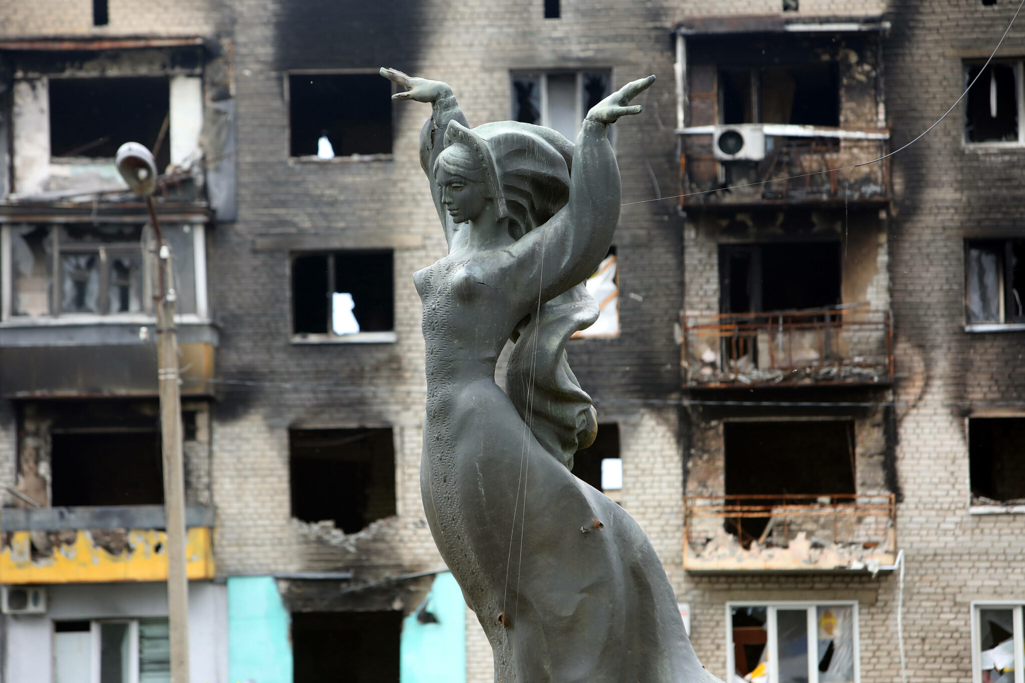 Статуя на фоне разрушенного дома в Изюме, Харьковская область. 15 сентября 2022 года. Фото UKRINFORM AGENCY/Scanpix/LETA