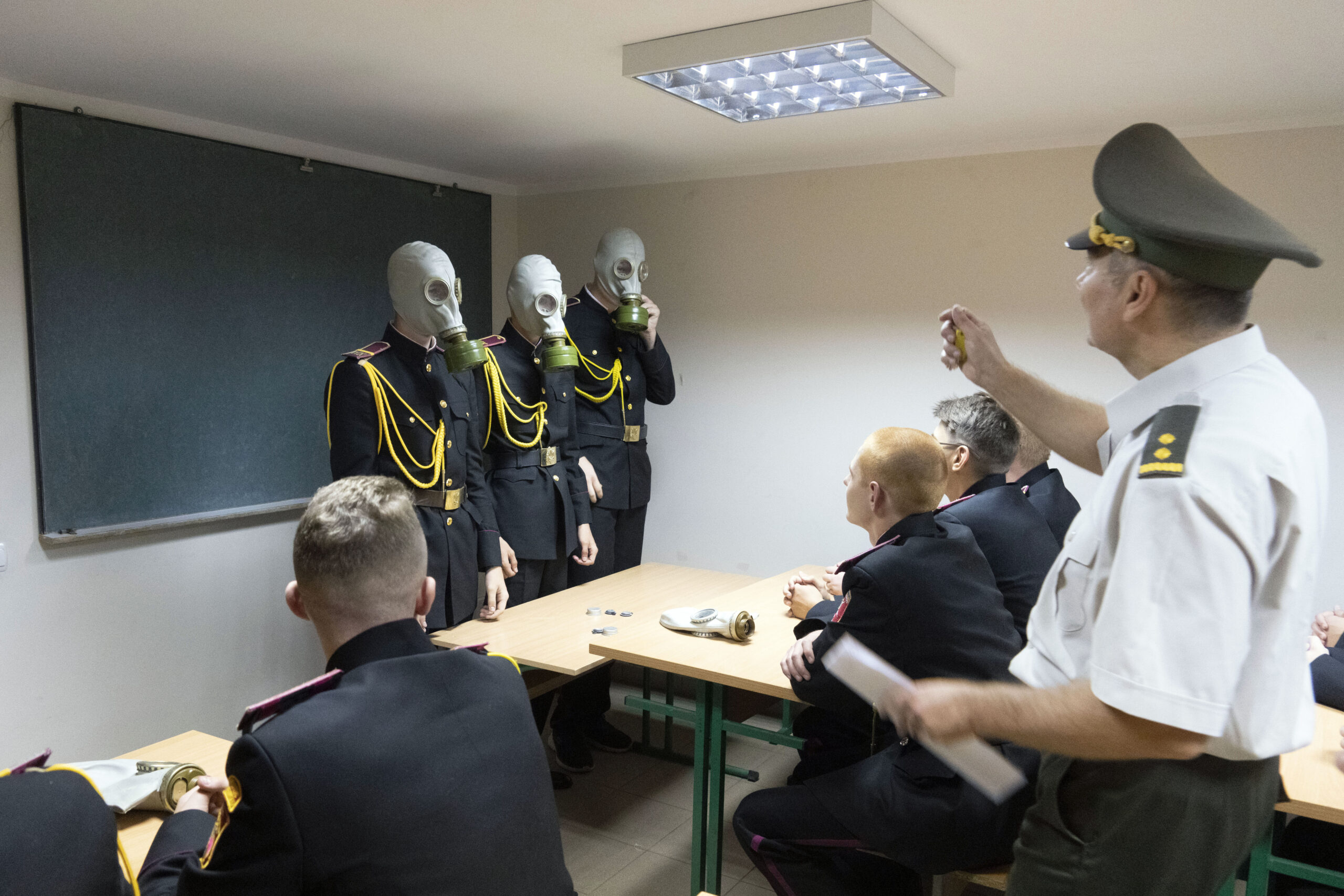 Изучение правил поведения в чрезвычайных ситуациях в кадетском лицее в Киеве. 1 сентября 2022 года. Фото AP Photo/Efrem Lukatsky/Scanpix/LETA