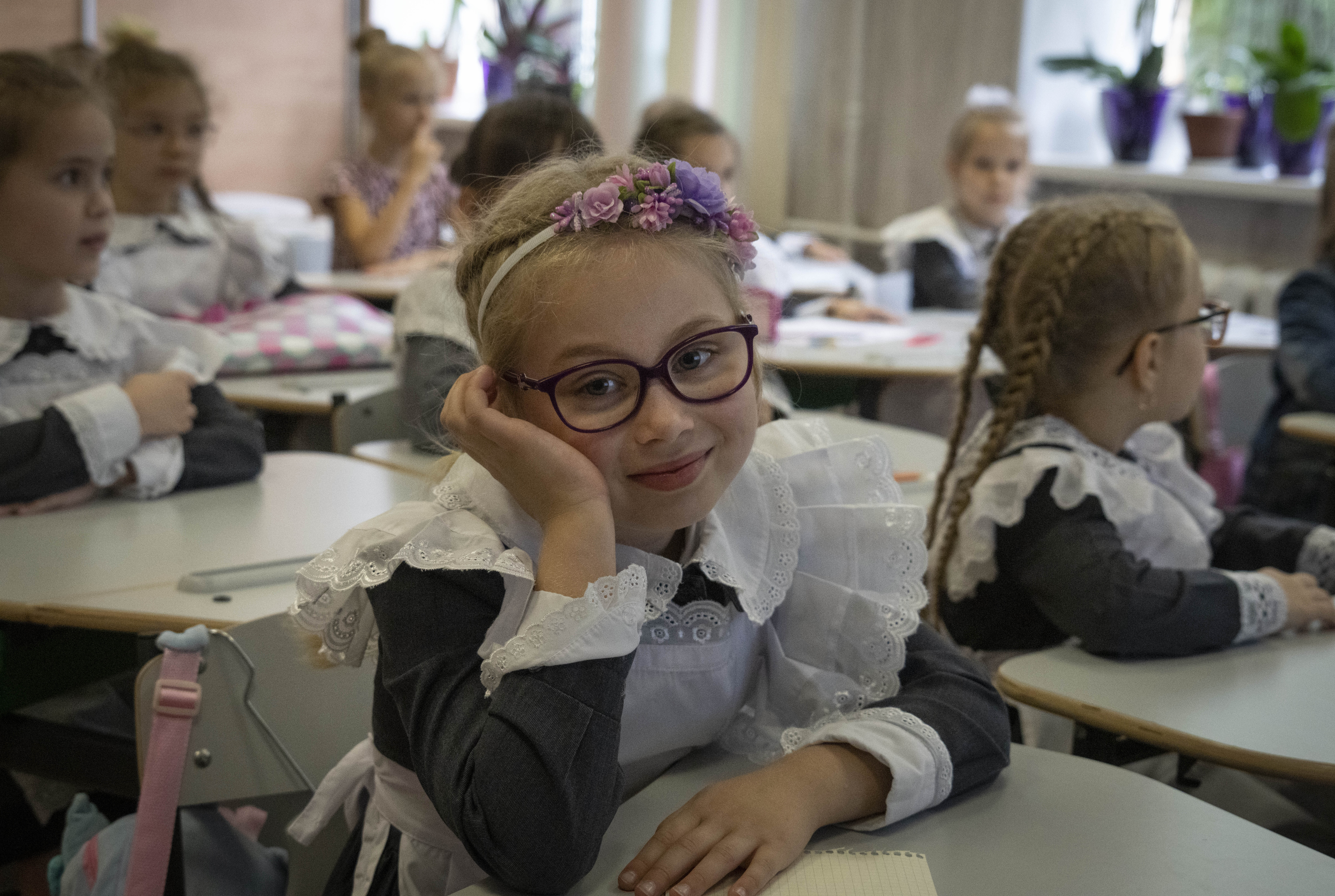 Школьница в кадетском лицее в Киеве. 1 сентября 2022 года. Фото AP Photo/Efrem Lukatsky/Scanpix/LETA