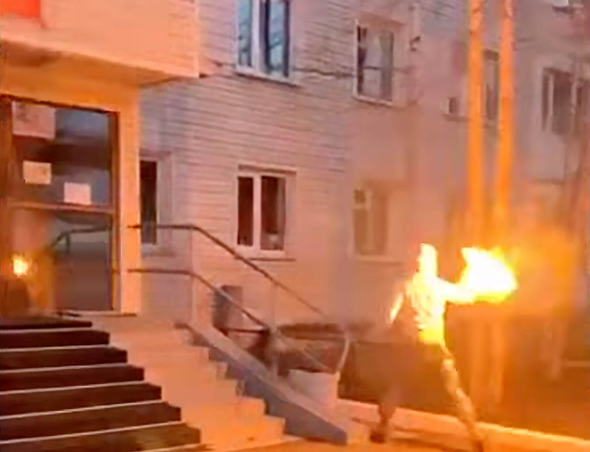 Поджог военкомата в Нижневартовске. Скриншот видео FAKEOFF/YouTube
