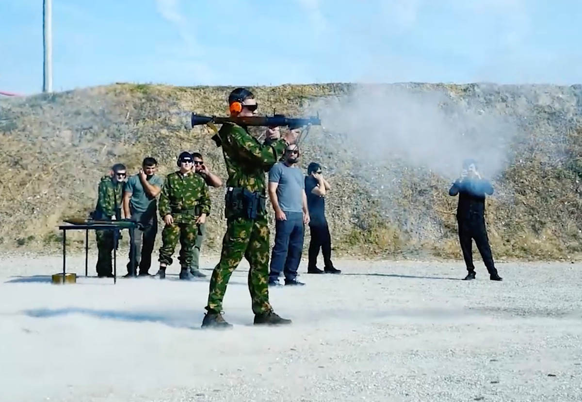 Военная подготовка внуков Ахмата-Хаджи Кадырова. Скриншот видео "Kadyrov_95"