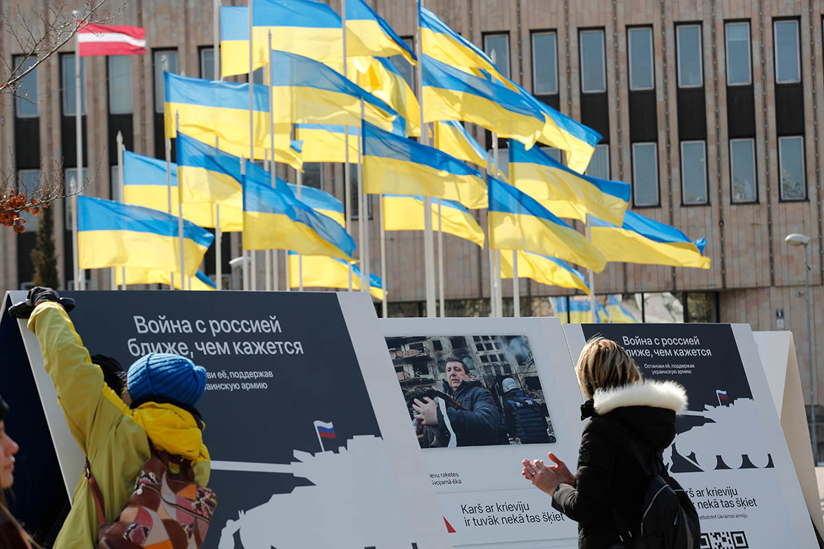 Фотовыставка, созданная украинскими графическими дизайнерами и авторами текстов, перед посольством России в Риге, Латвия. Фото TOMS KALNINS/EPA/Scanpix/Leta