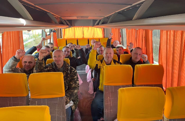 Освобожденные по обмену украинские военнопленные. Фото из телеграм-канала главы офиса президента Украины Андрея Ермака