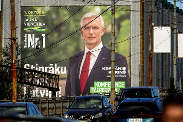 Предвыборный плакат с изображением премьер-министра Кришьяниса Кариньша на улицах Риги. Фото Reuters/Ints Kalnins/Scanpix/LETA