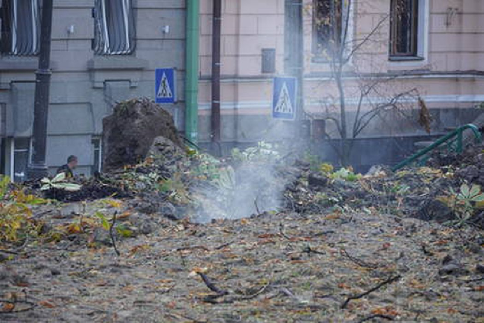 Место падения российской ракеты в парке в Шевченковском районе Киева. Фото CHINE NOUVELLE/SIPA/Scanpix/LETA