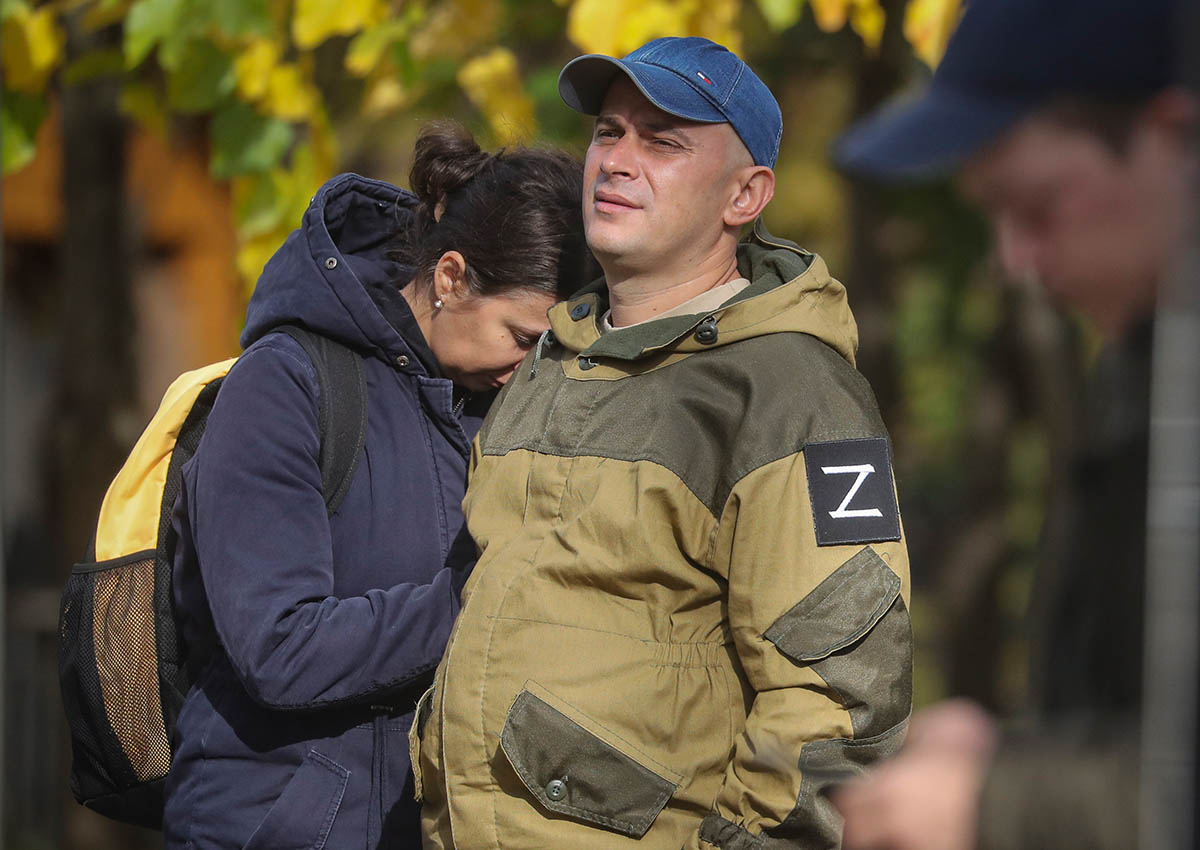 Российский призывник прощается со своей женой в военкомате. Октябрь 2022 года. Фото MAXIM SHIPENKOV/EPA/Scanpix/Leta