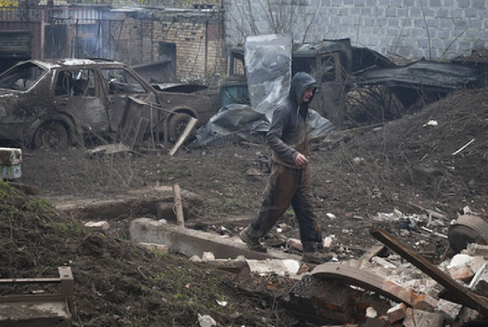 Житель Краматорска после ночного удара по городу. Фото AP Andriy Andriyenko/Photo/Scanpix/LETA