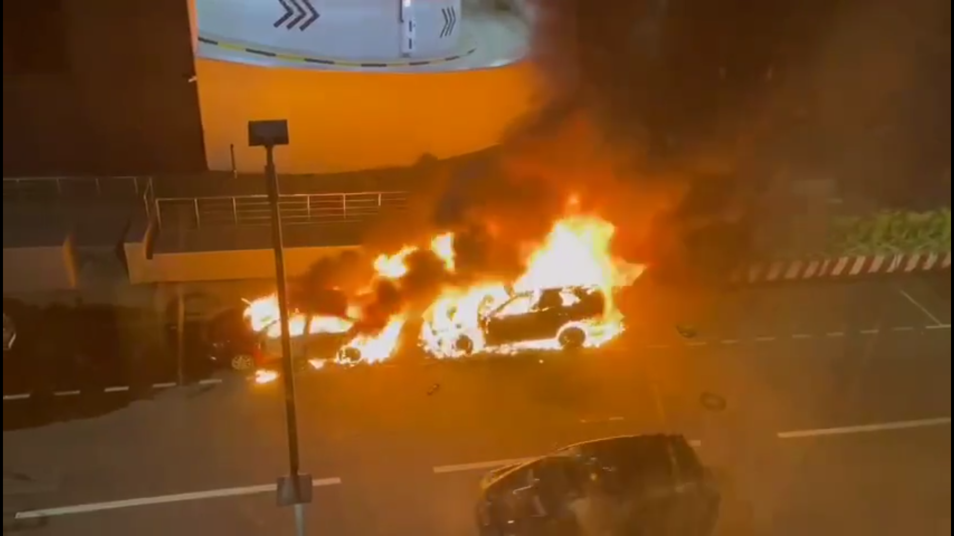 Поджог двух машин в «Москва-Сити». Скриншот видео Baza/Telegram