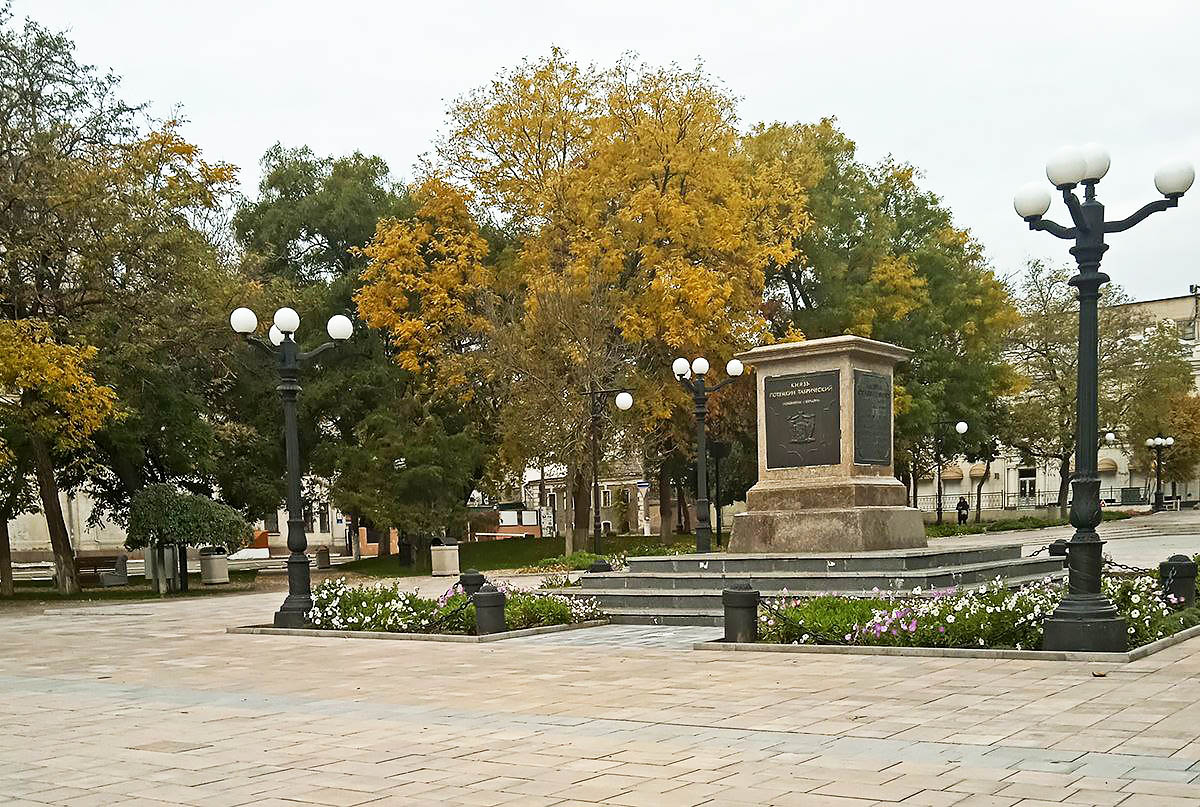 Постамент исчезнувшего памятника Князю Григорию Потемкину. Херсон, октябрь 2022 года. Фото Spektr.press