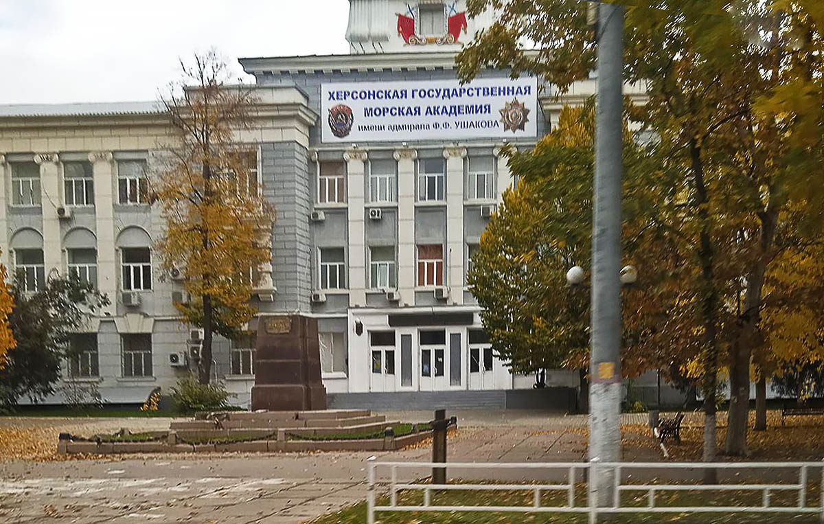 Постамент исчезнувшего памятника Ф.Ф. Ушакову. Херсон, октябрь 2022 года. Фото Spektr.press