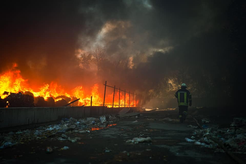 Тушение пожара в Украине 10 октября 2022 года. Фото ГСЧС Украины / Facebook.