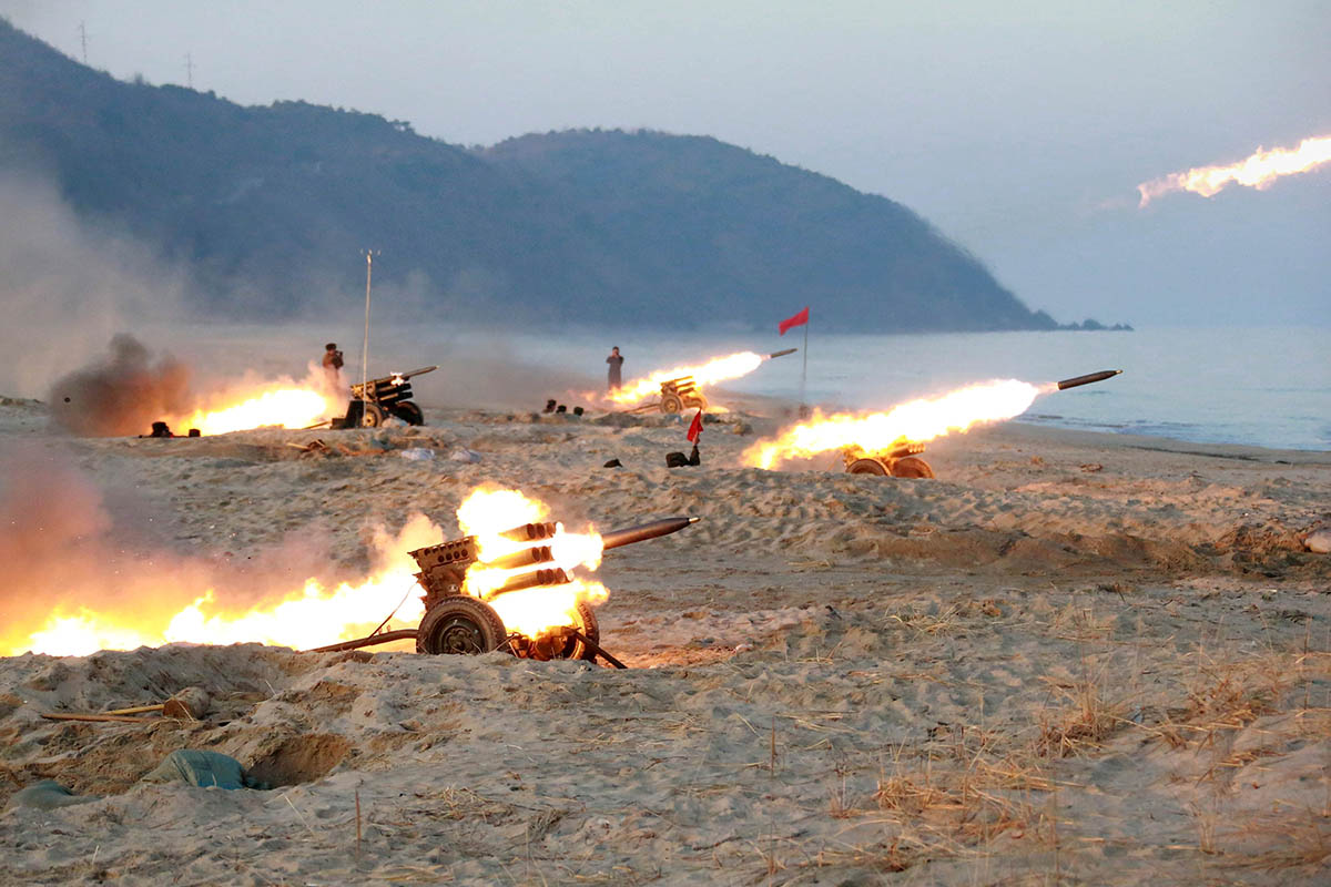 Стрельба между батареями реактивных систем залпового огня (РСЗО) в КНДР. Архивное фото KCNA/Reuters/Scanpix/Leta