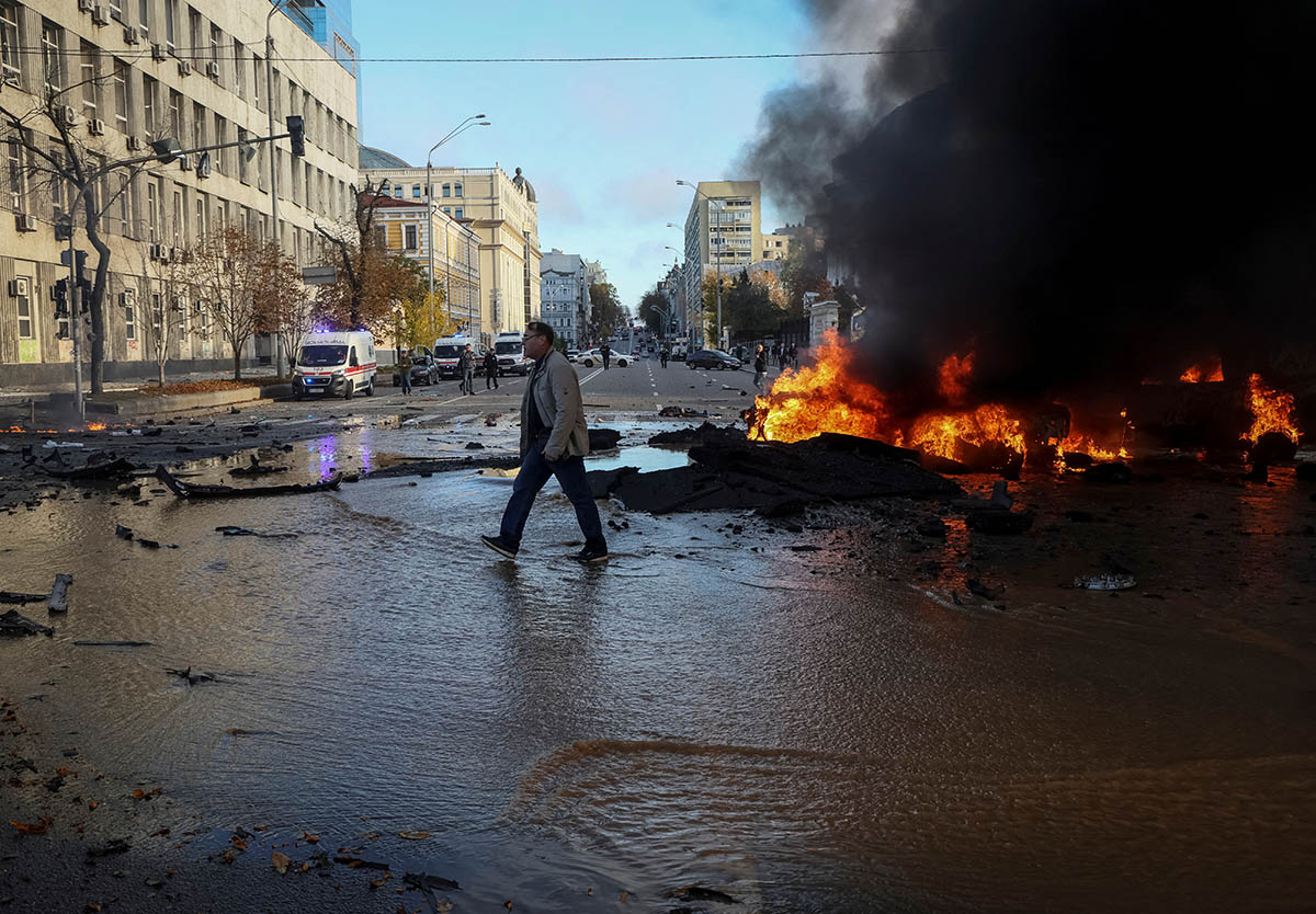 Последствия российских ракетных ударов по центру Киева. 10 октября 2022 года. Фото Gleb Garanich/REUTERS/Scanpix/Leta