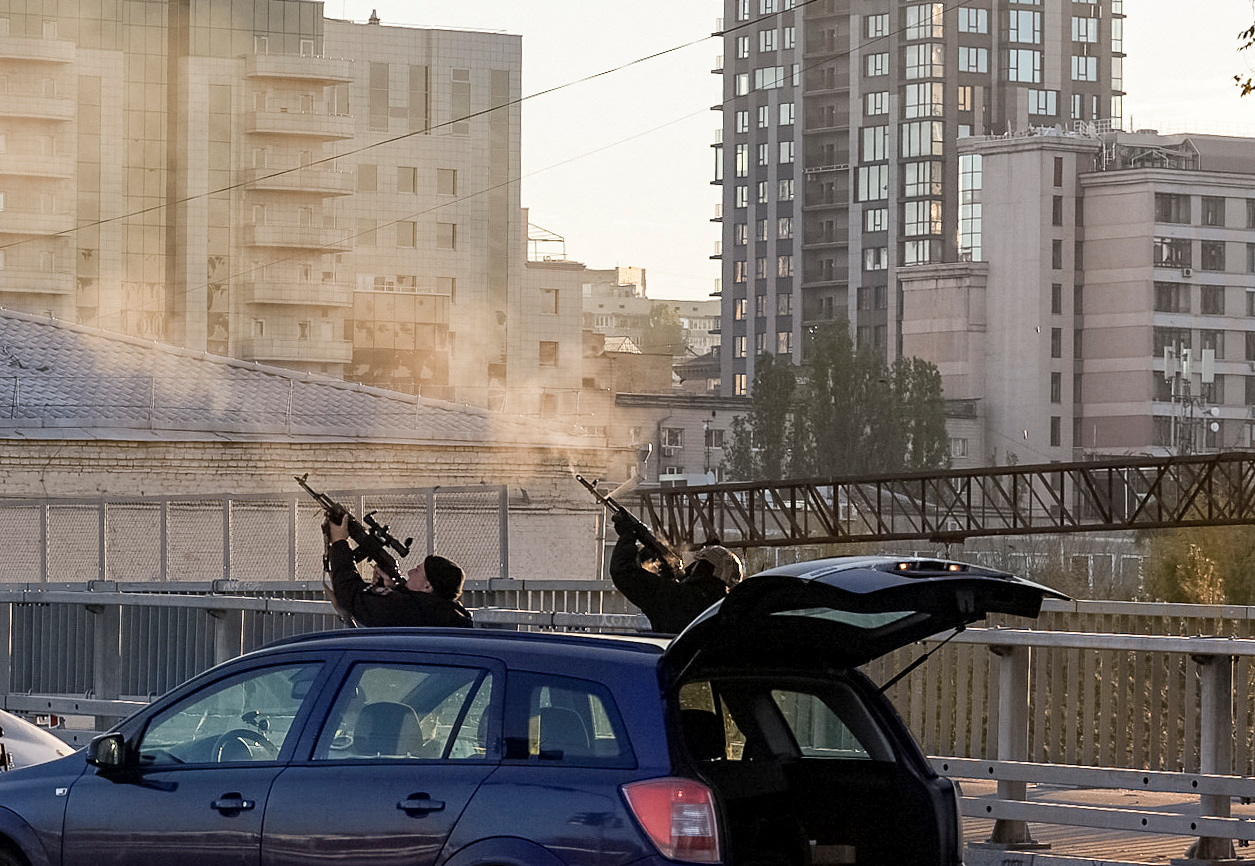 Полицейские стреляют по беспилотнику в Киеве, Украина. 17 октября 2022 года. Фото Vadim Sarakhan/REUTERS/Scanpix/Leta