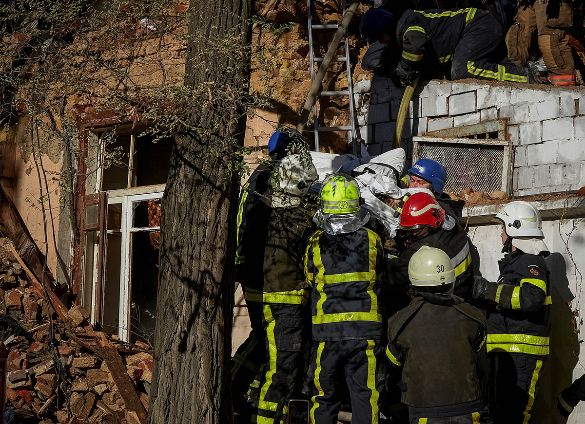 Спасатели извлекают тело из жилого дома в Киеве, Украина. 17 октября 2022 года. Фото Vadim Sarakhan/REUTERS/Scanpix/Leta