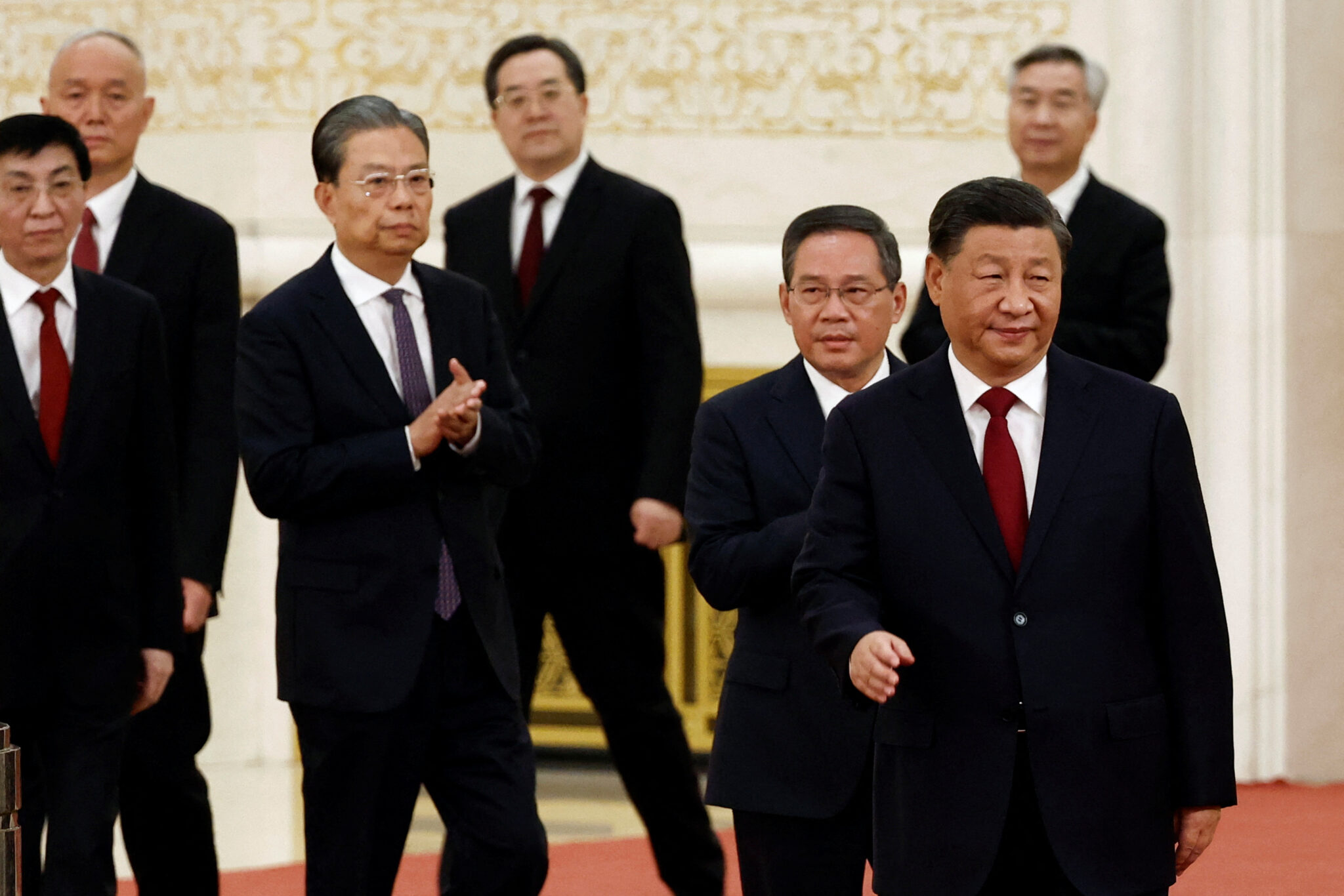 Си Цзиньпин (второй справа) вместе с членами обновленного Политбюро компартии Китая. Фото REUTERS/Tingshu Wang/Scanpix/Leta.