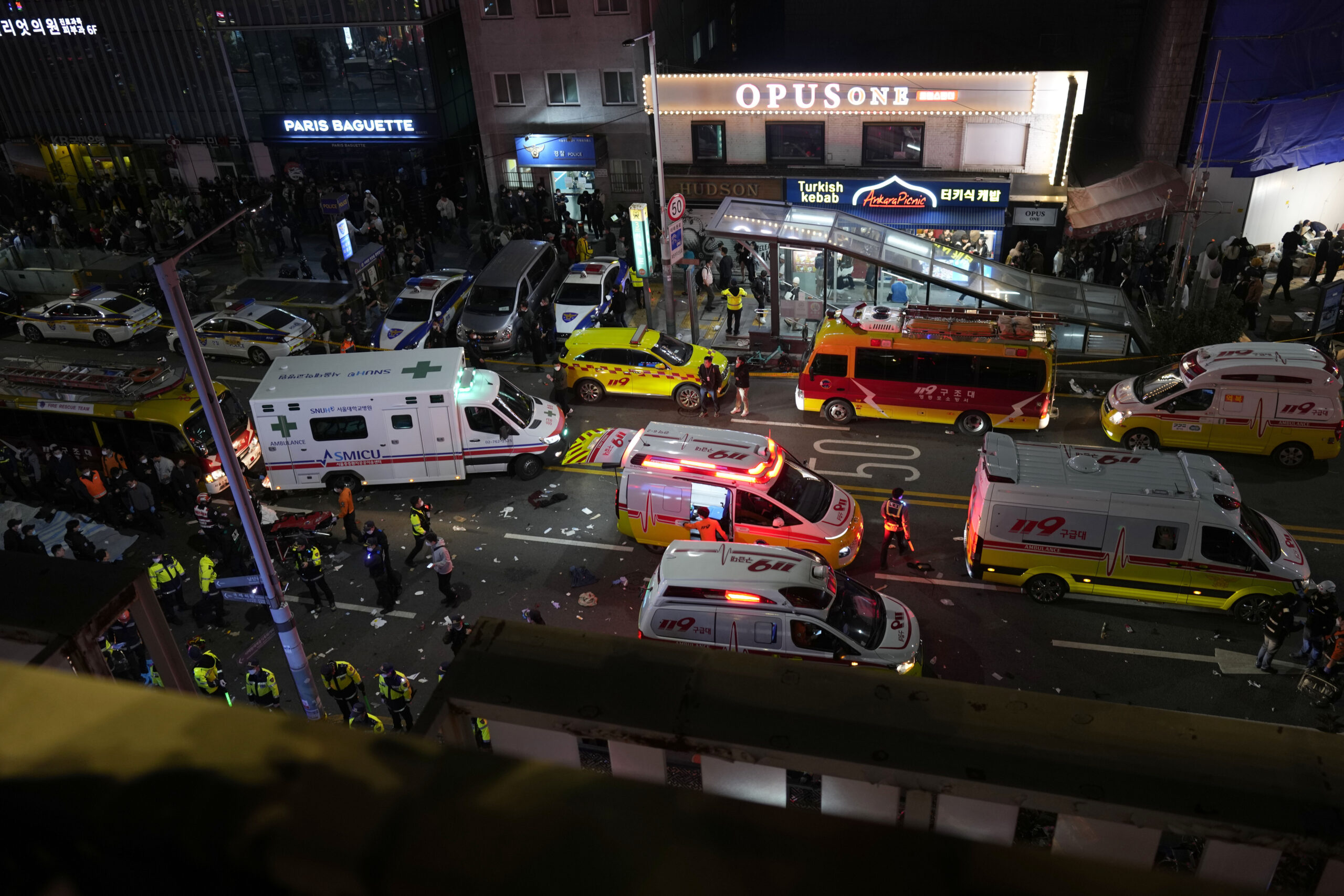 Автомобили экстренных служб на месте происшествия в Итэвоне, Сеул. Фото AP/Lee Jin-man/Scanpix/Leta.