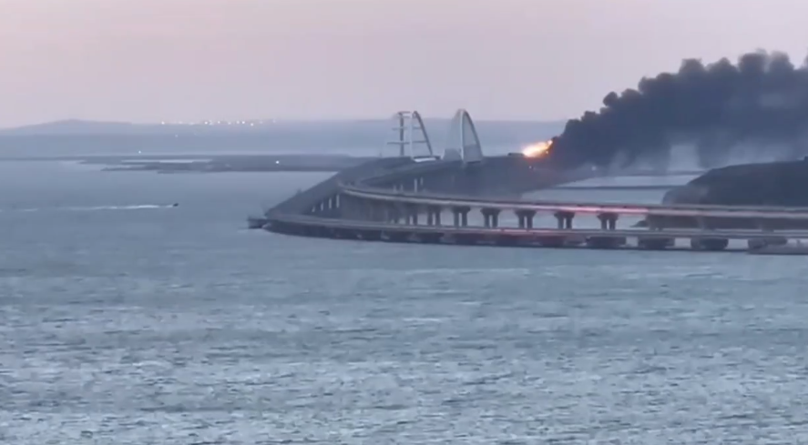 Пожар на Крымском мосту. Скриншот из видеозаписи.