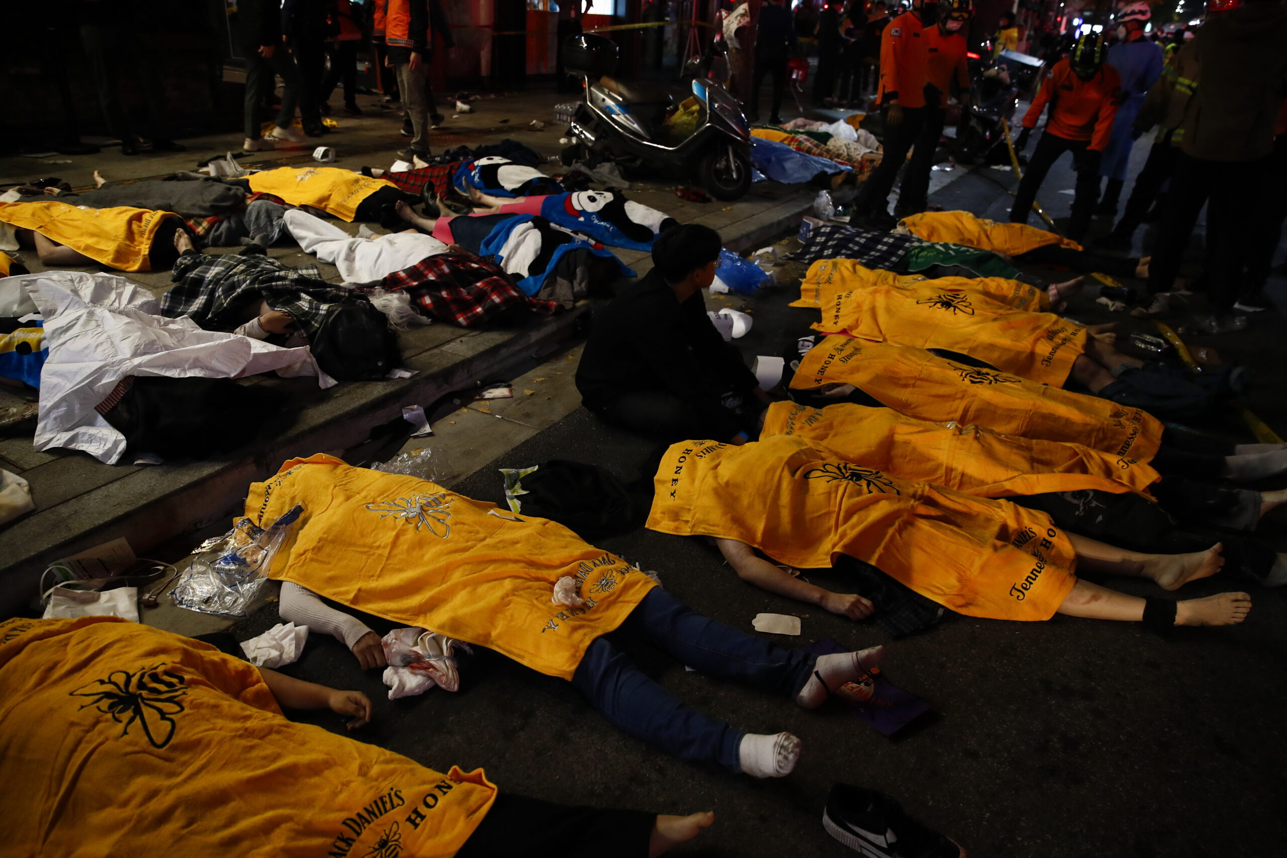 Тела погибших во время давки в Сеуле. Фото EPA/Jeon Heon-kyun/Scanpix/Leta.