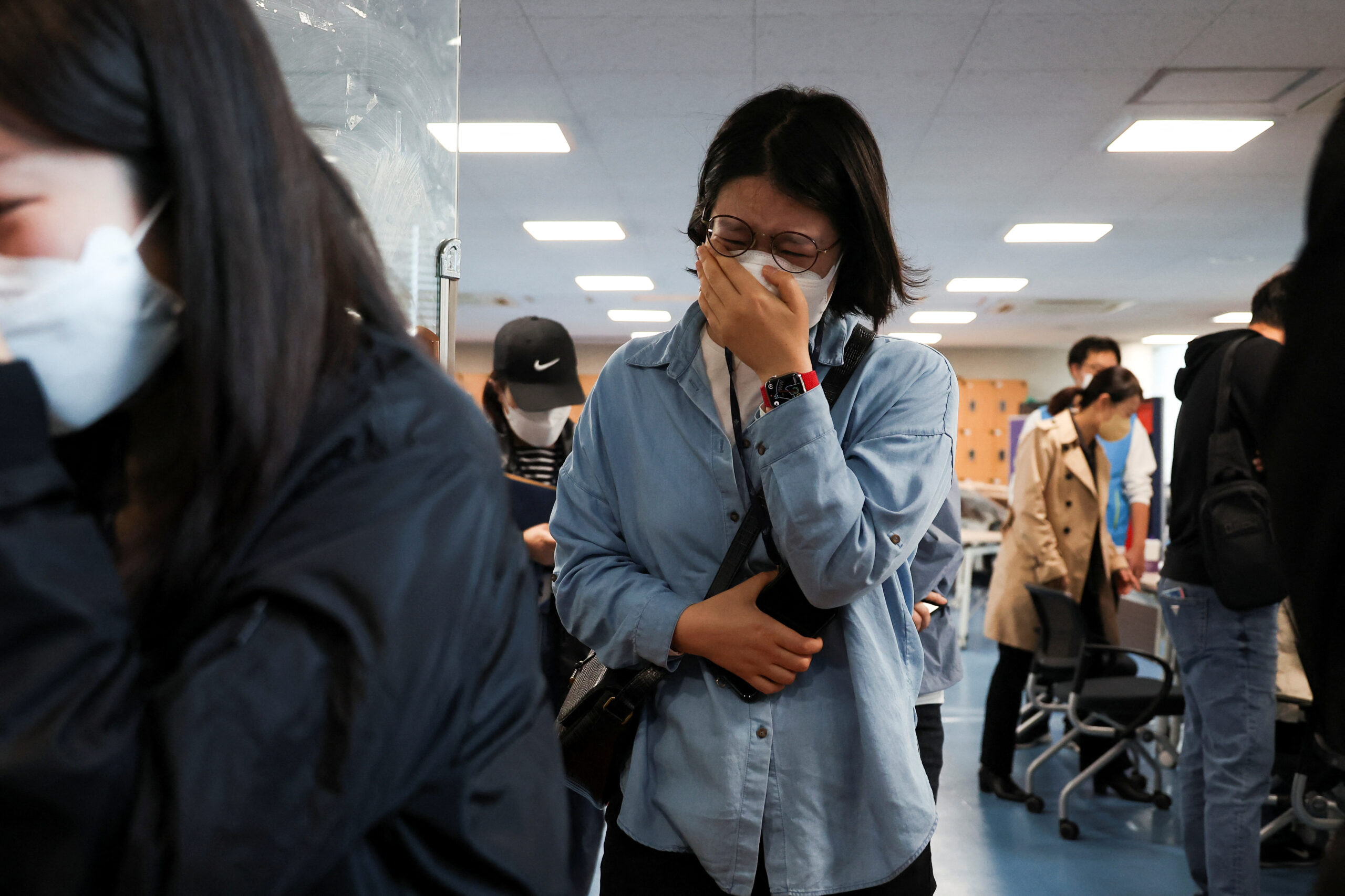 Родственники пропавших во врепмя давки в Сеуле в здании муниципалитета. Фото Reuters/Kim Hong-Ji/Scanpix/Leta.