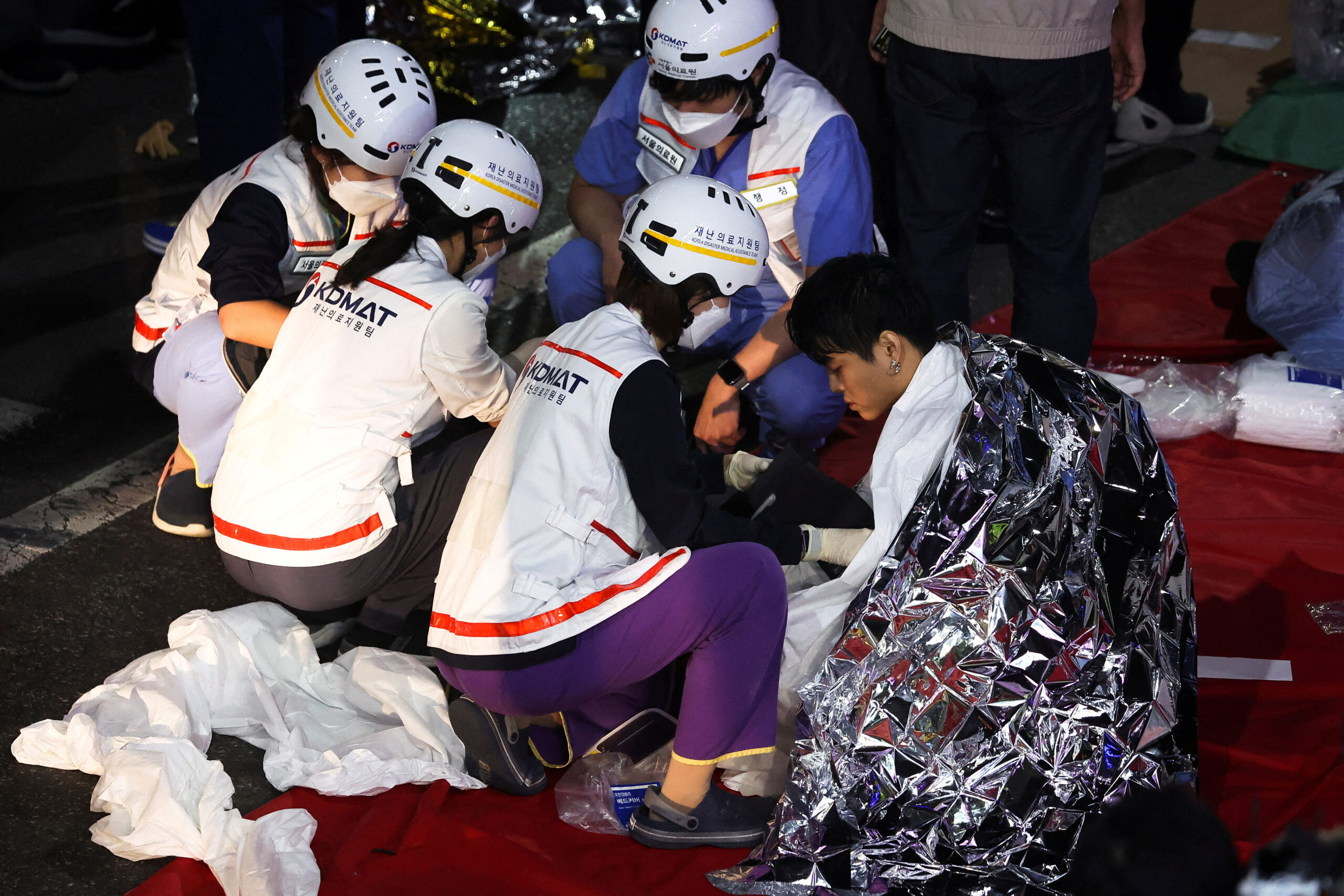 Спасатели оказывают помощь пострадавшим в Итэвоне, Сеул. Фото Reuters/Kim Hong-Ji/Scanpix/Leta.