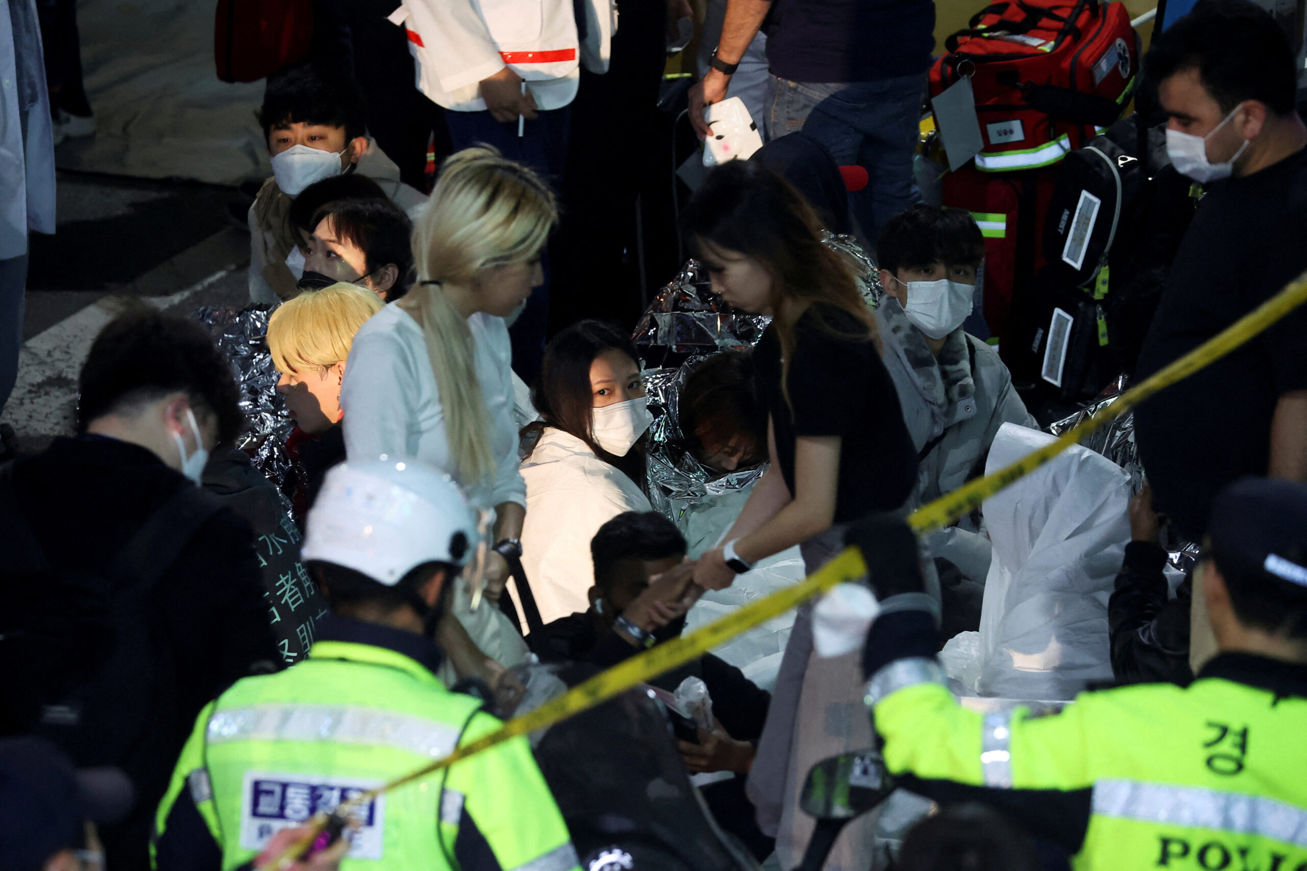 Спасатели оказывают помощь пострадавшим во время давки в Сеуле. Фото Reuters/Kim Hong-Ji/Scanpix/Leta.