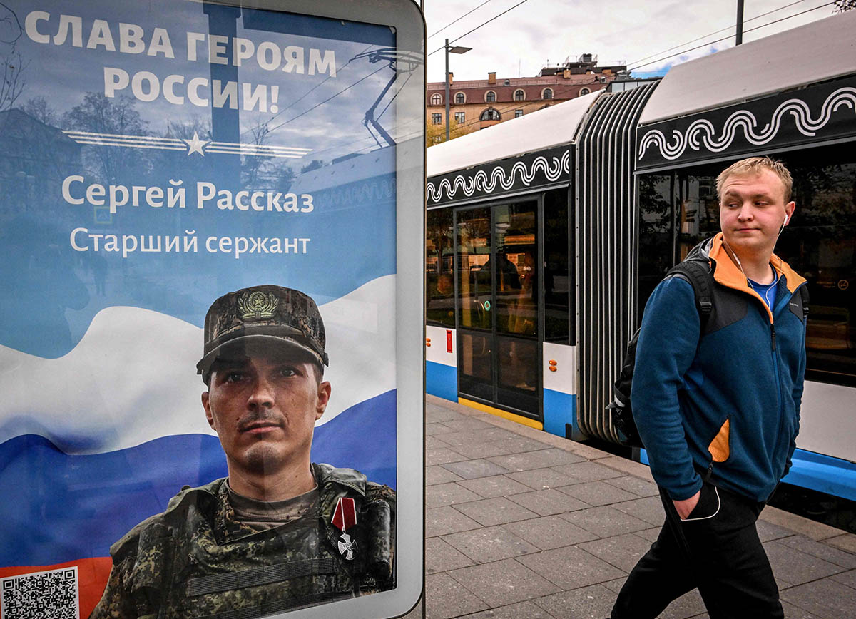 Рекламный щит с изображением российского солдата. Фото Yuri KADOBNOV/AFP/Scanpix/Leta