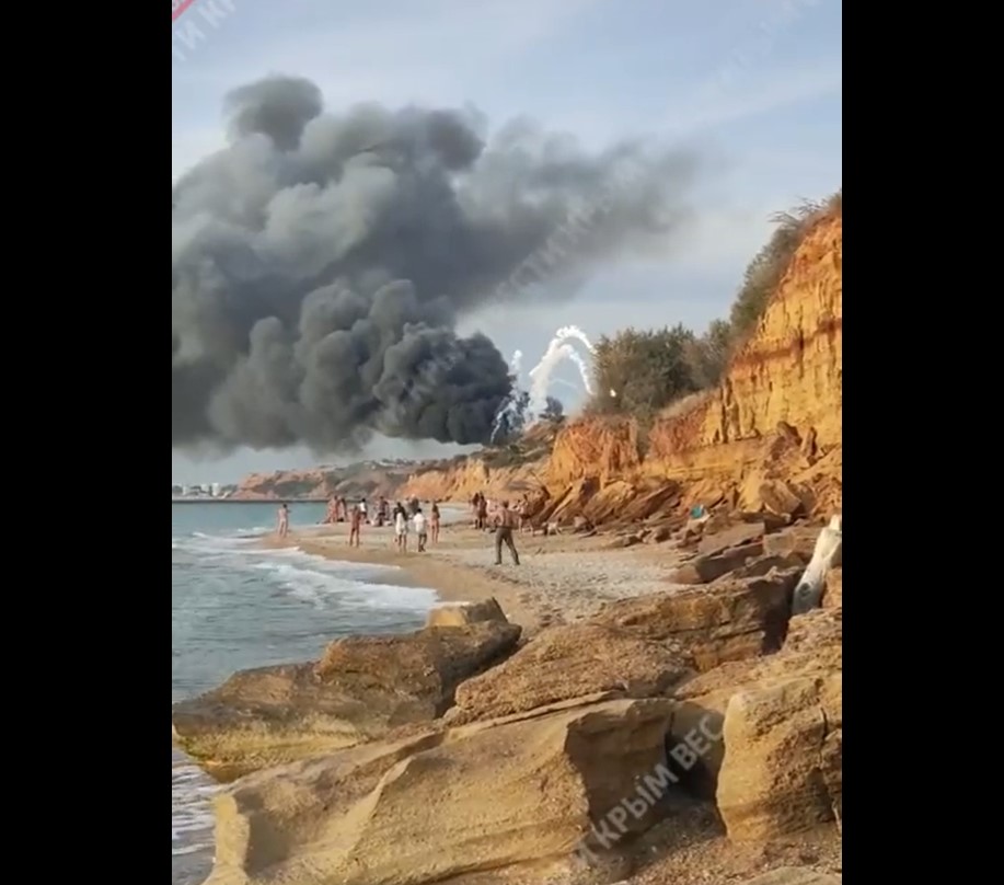 Скриншот видеозаписи взрывов на аэродроме Бельбек. 1 октября 2022 года. 