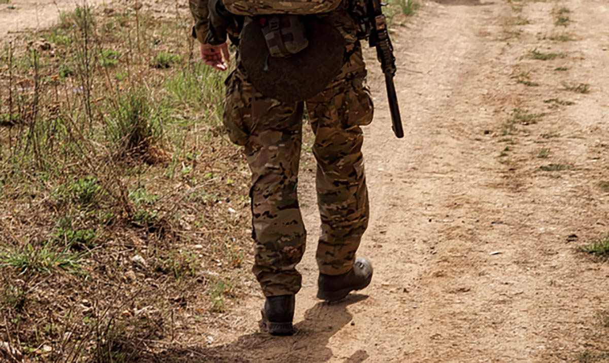 Солдат в камуфляжной военной форме. Иллюстративное фото Aleksandr Golubev по лицензии Istockphoto