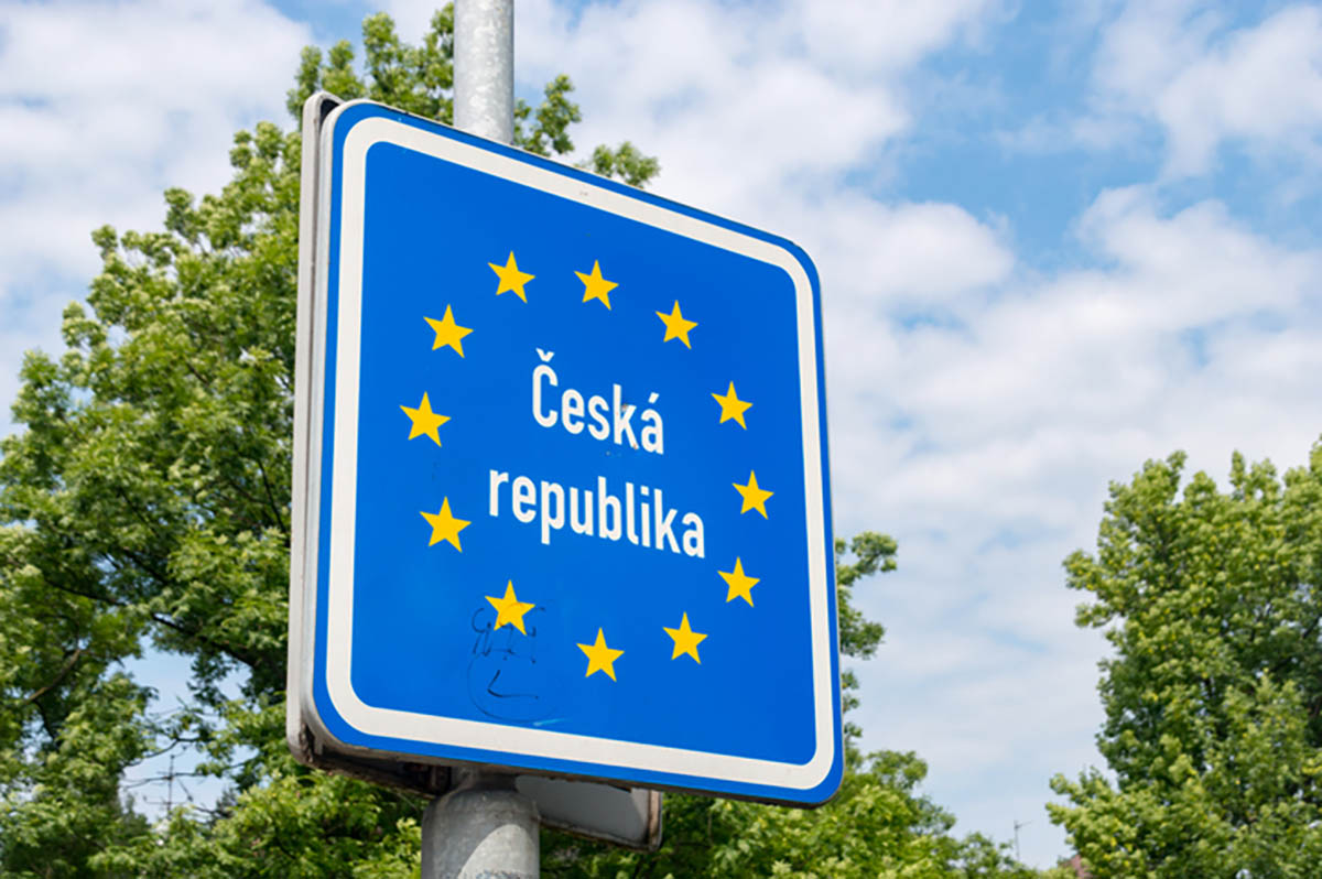 Знак Чешской Республики на границе. Иллюстративное фото RobsonPL по лицензии Istockphoto