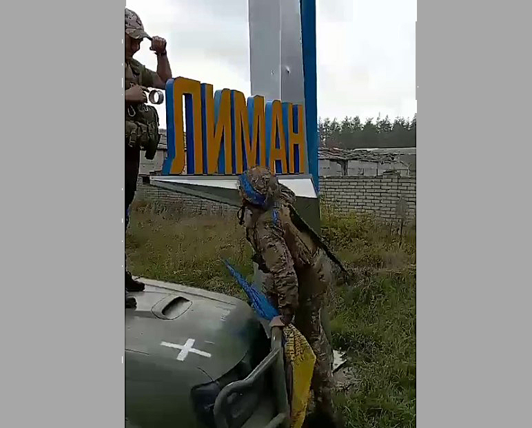 Скриншот из записи, на которой украинские военные устанавливают флаг Украины на стеле при въезде в Лиман. Видео ermaka2022/Telegram