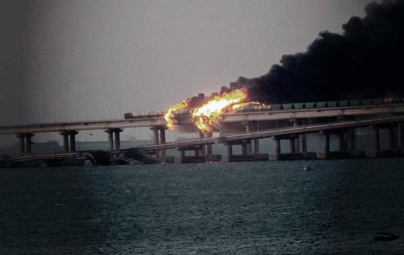Пожар после взрыва на Крымском мосту. Скриншот из видеозаписи.